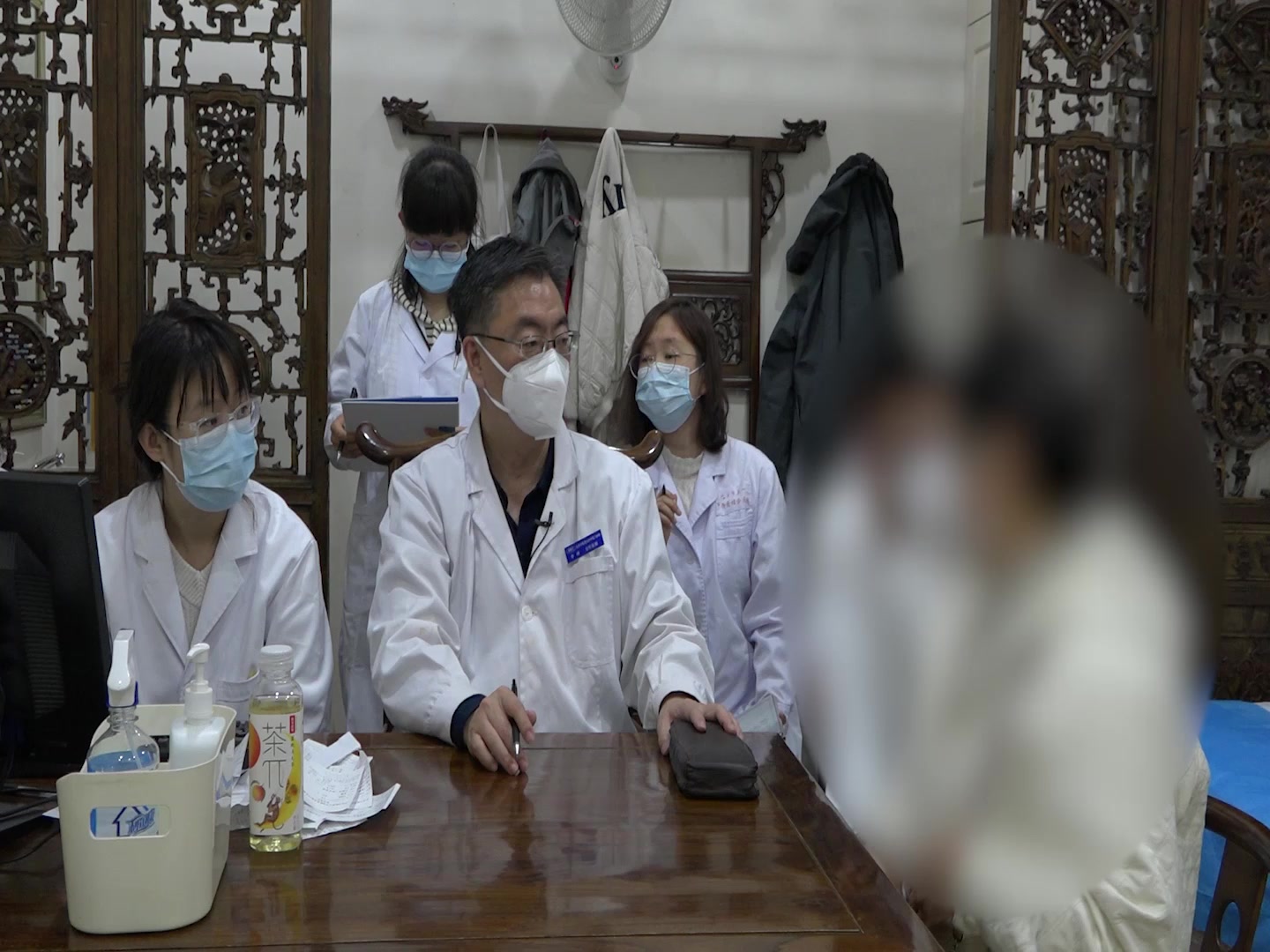 痰瘀滞络，清阳不升：45岁女性头晕伴背痛恶心的化痰通络法