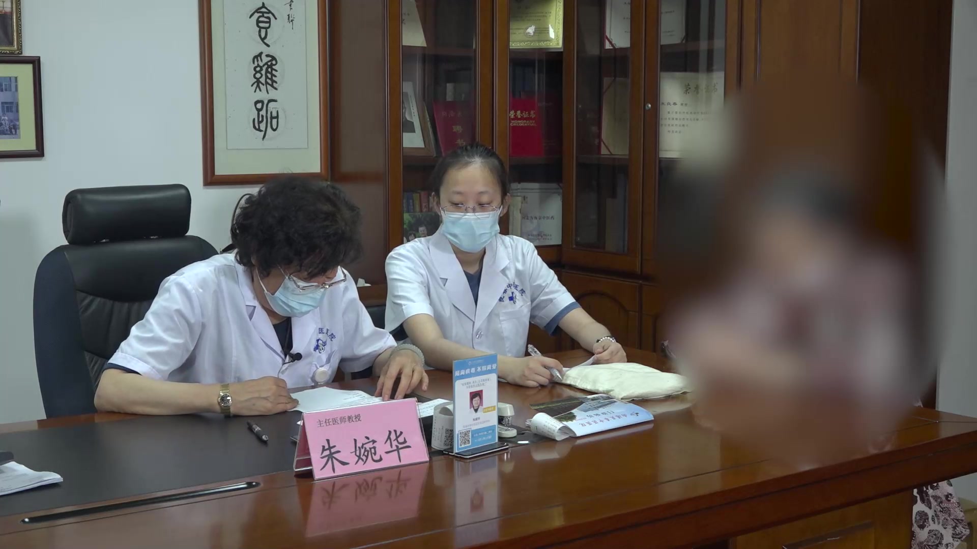肾阳虚风寒湿痹上热下寒：75岁关节炎老妇十年关节酸痛之温阳通络清上法
