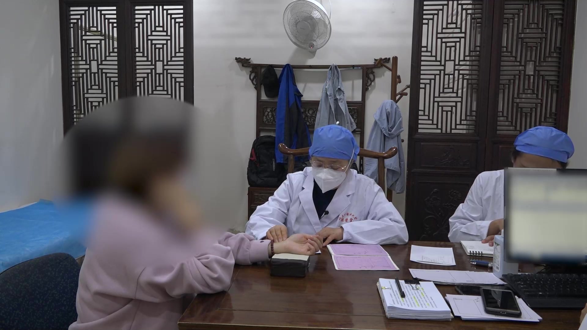 产后气血亏虚寒湿阻络：33岁月经失调颈肩痛的红参补气与核桃外治法