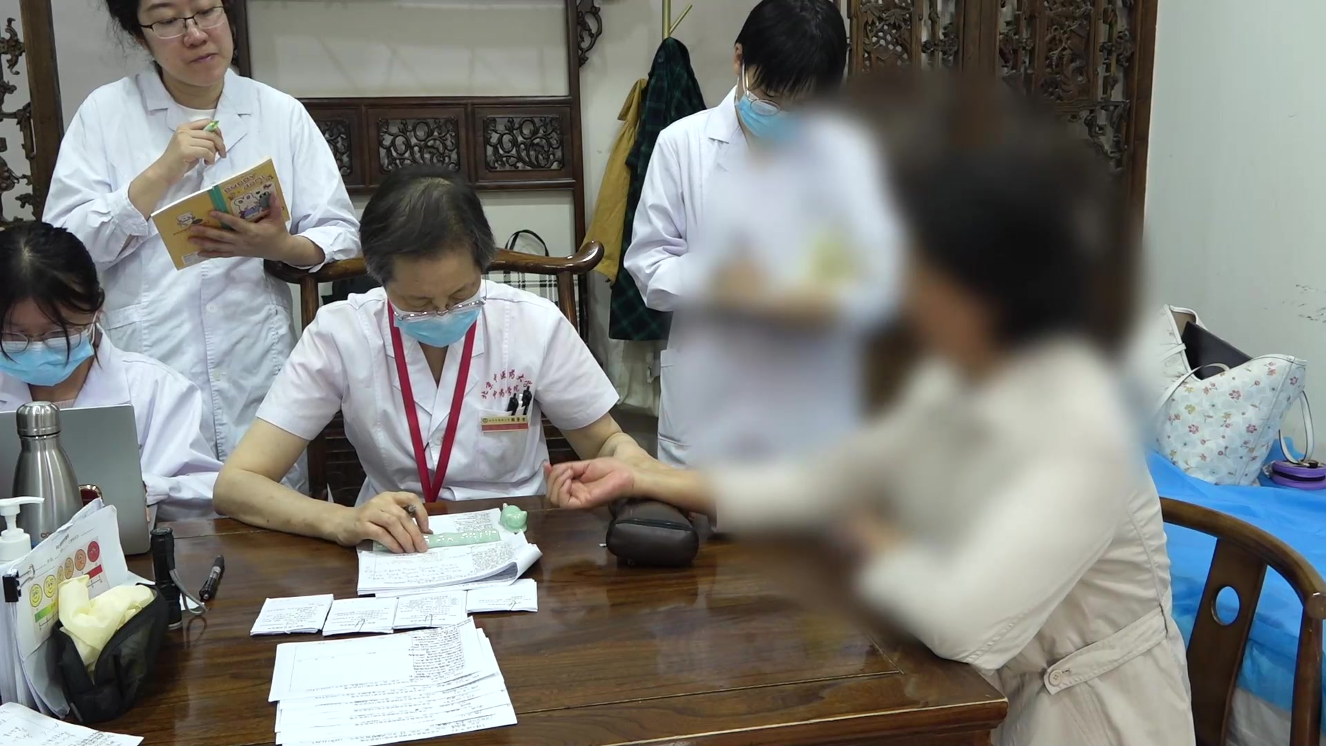 失眠咽炎复诊：57岁女性入睡困难伴反酸咽痛的问诊调治