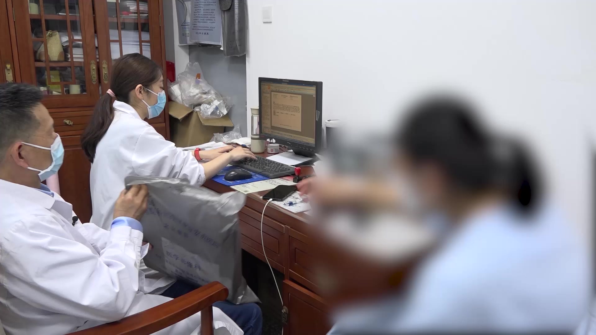 退行性膝关节炎：48岁女性半月板损伤韧带损伤的以痛为腧针刀针灸治疗