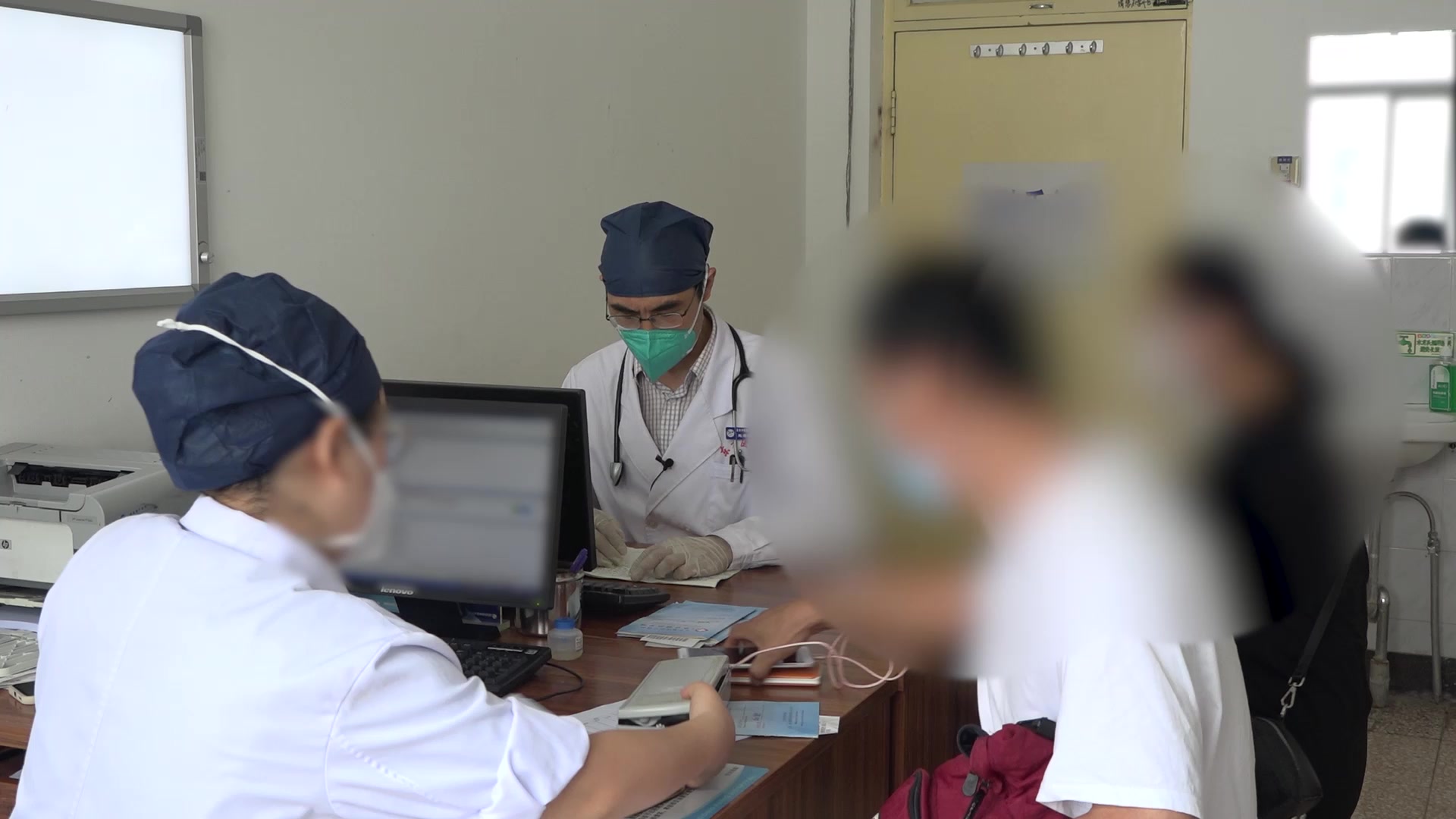 痰饮内停：44岁女性高血压失眠伴怕冷腹胀的芳香化湿法