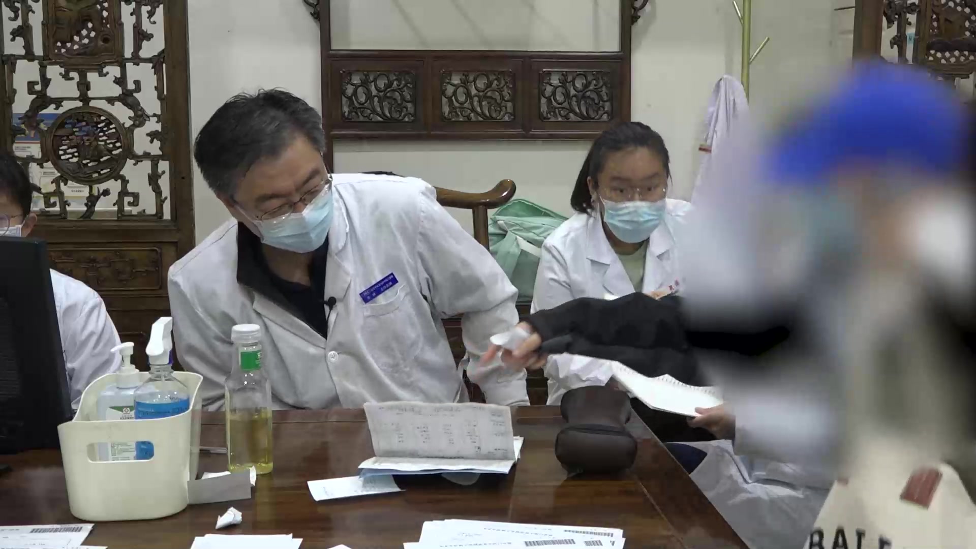 脾肾阳虚肝郁湿阻：36岁女性靶向药后腰困乏力的温补肾阳化湿疏肝法