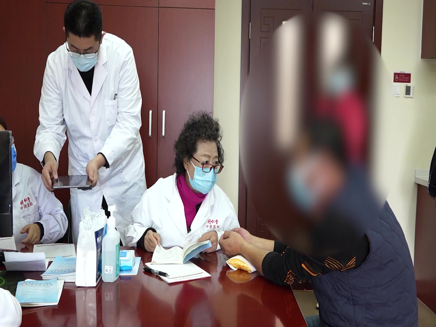 胃热内蕴风热上扰：45岁男性反酸多梦小便不利的清化散结法