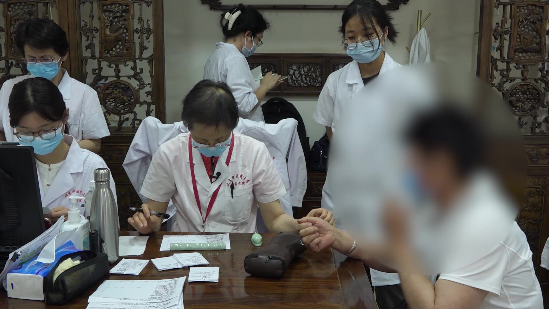 气阴两虚，津液亏损：61岁狼疮干燥综合征患者的中西医结合调治
