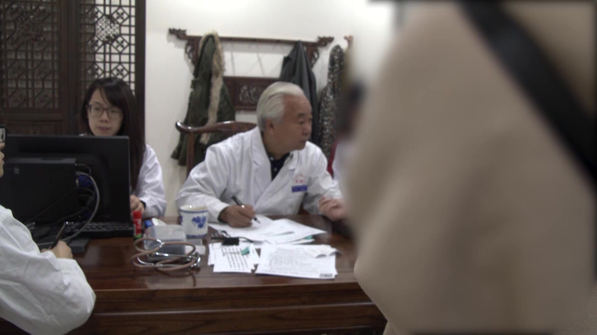 胆热脾寒证：54岁男性饭后右上腹隐痛伴左腰酸痛的柴胡桂枝干姜汤治疗