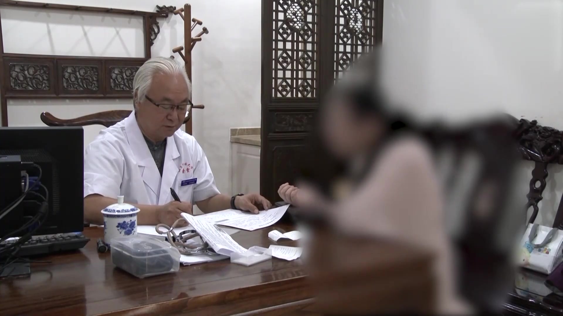 湿热泄泻：25岁结缔组织病患者腹泻1周的急则治标法
