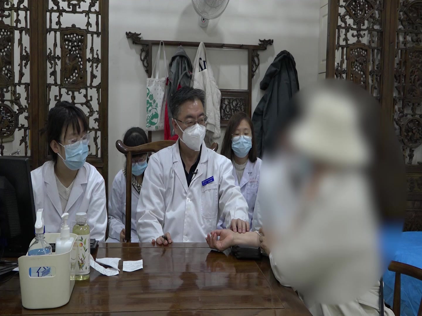 肾阴不足虚火上炎：60岁女性烘热多汗痰多腹胀的滋阴降火法