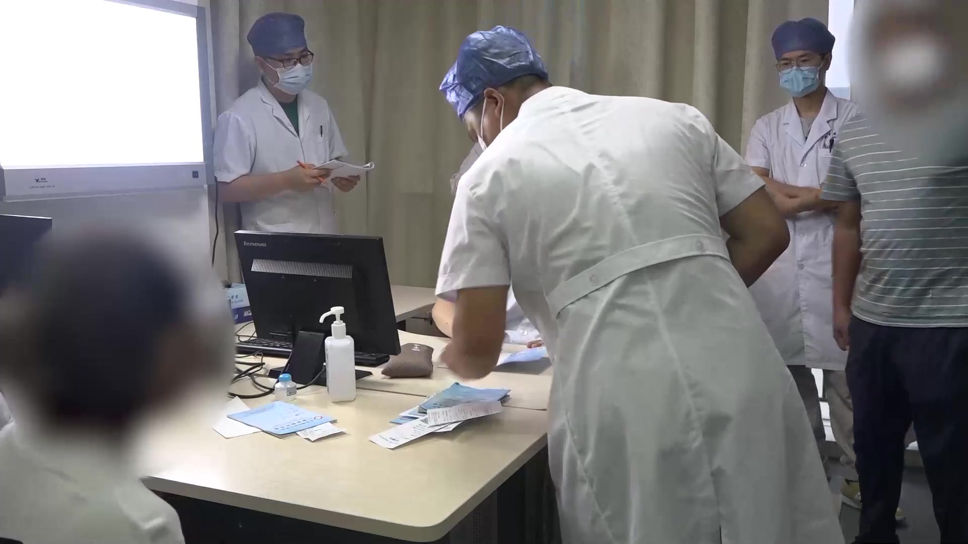 待诊：71岁男性双腿交替疼痛3月余，股骨头坏死待查与住院治疗