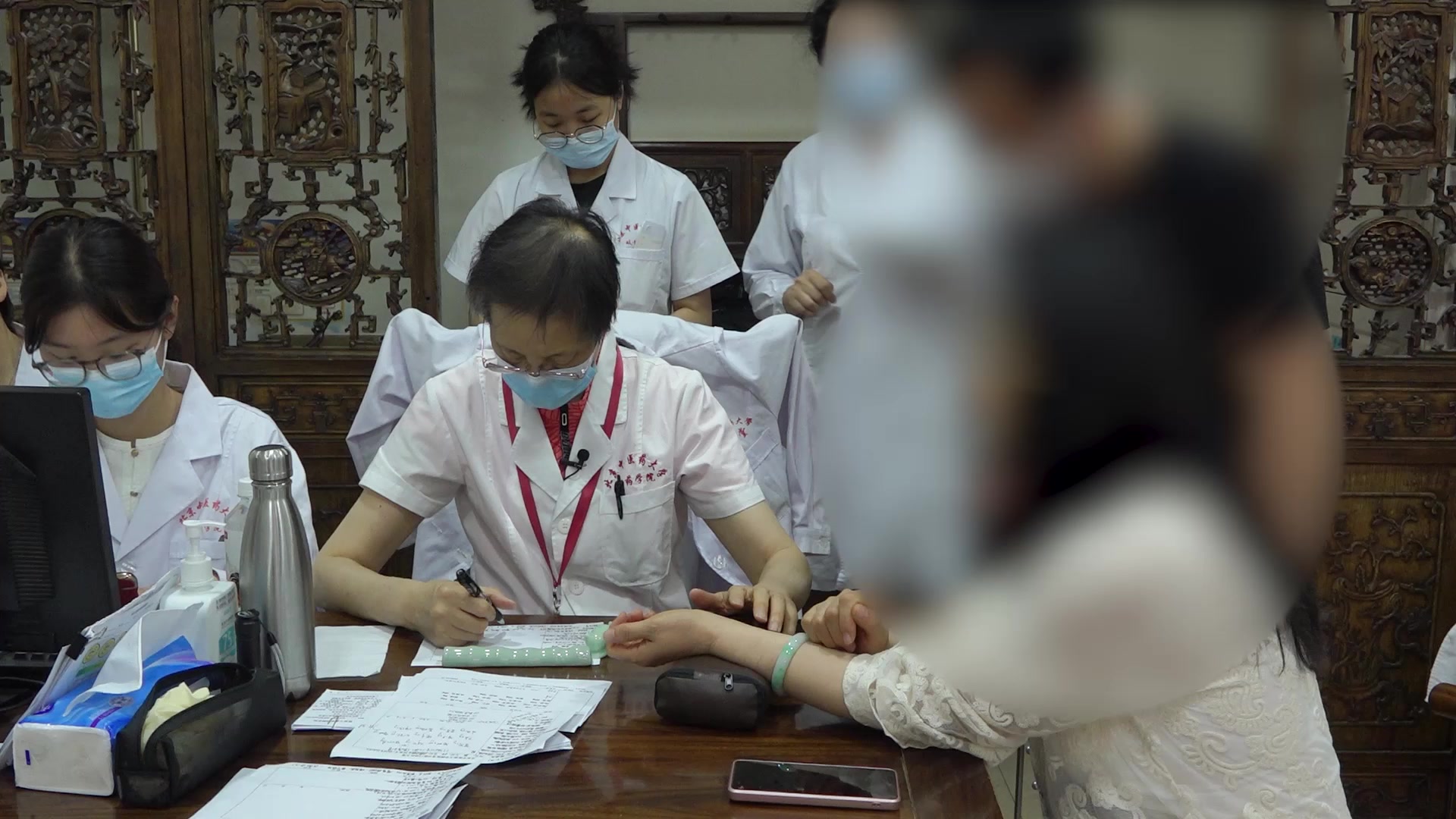 气血不足，湿浊内阻：46岁女性乏力失眠下肢冷肿伴皮肤黄染的诊治探讨