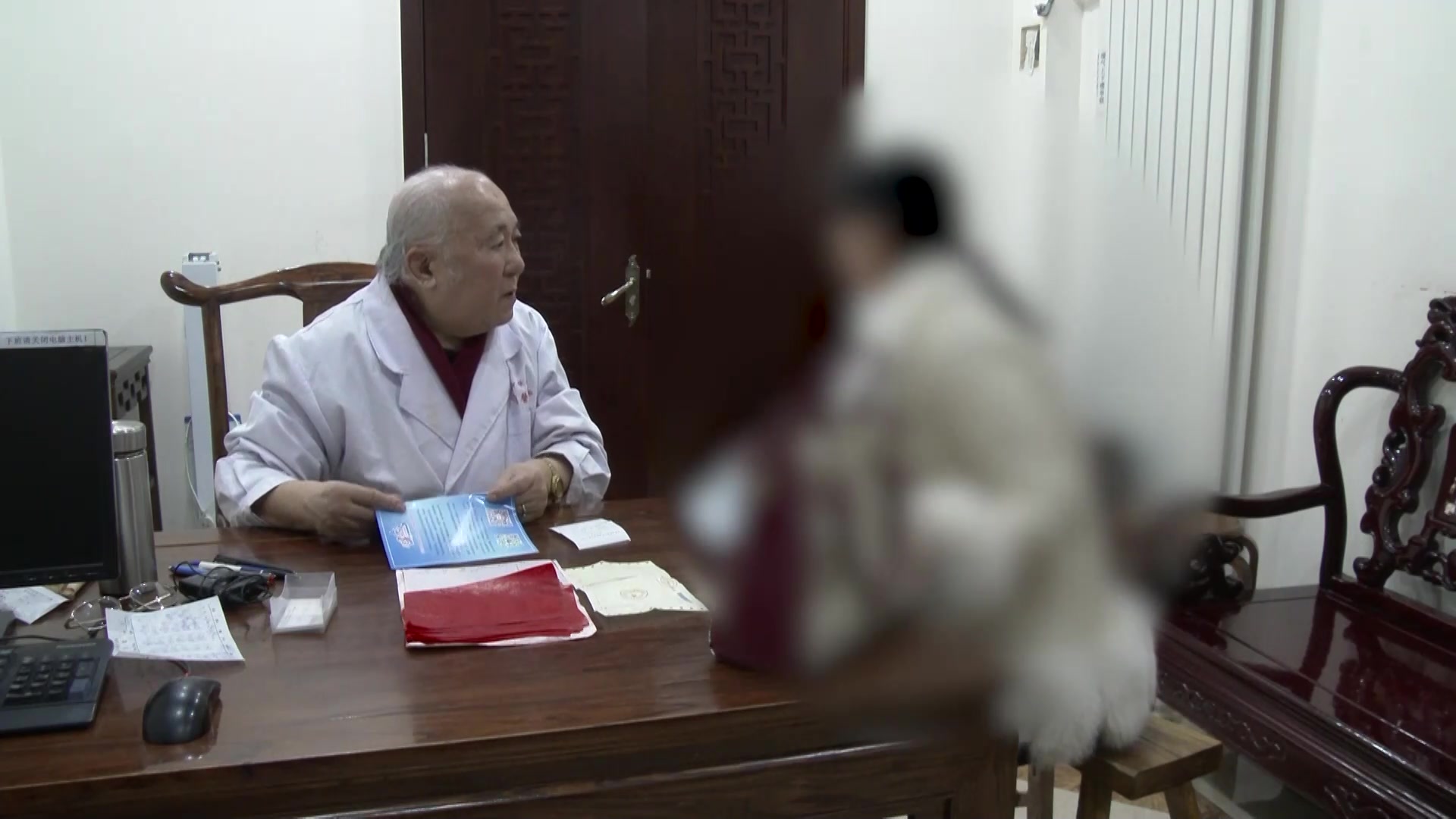湿热内蕴：39岁女性面部过敏性皮疹1月的中药内调与皮肤护理