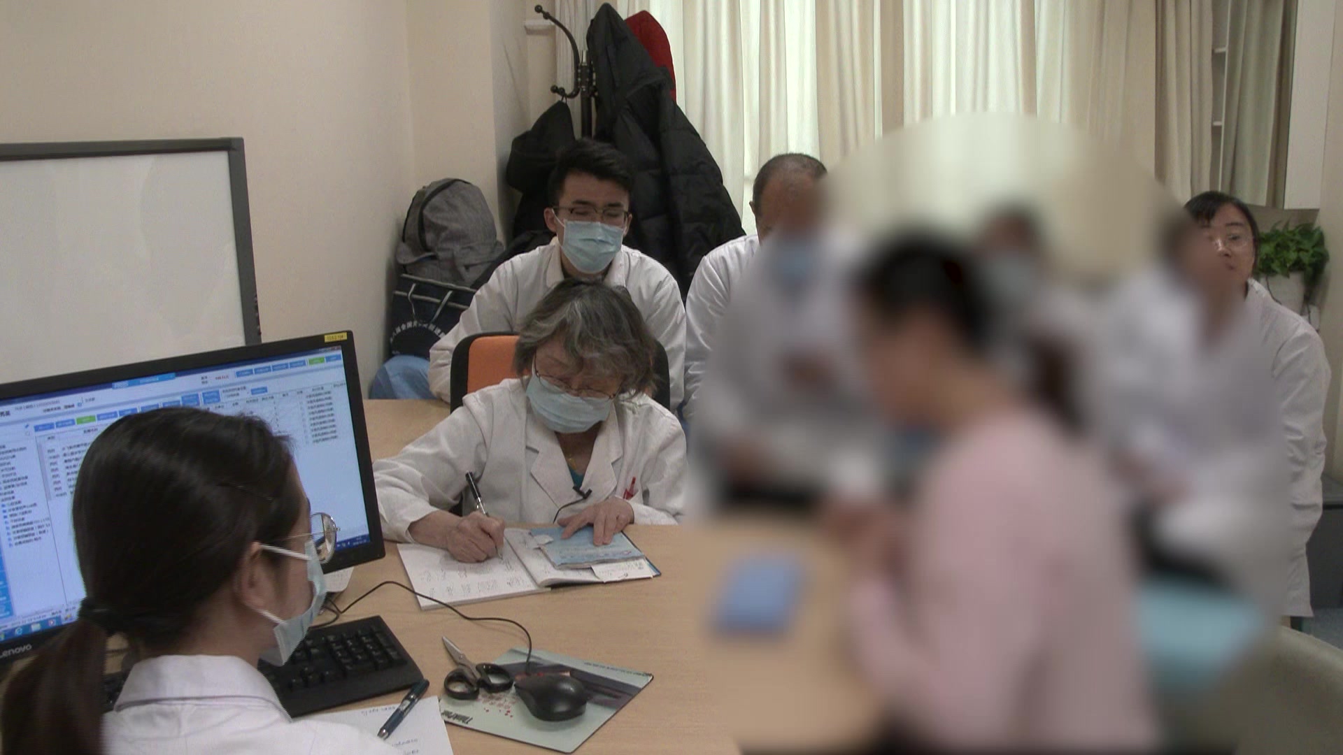 阳虚寒凝证：37岁女性关节痛怕冷复诊的守方减药决策