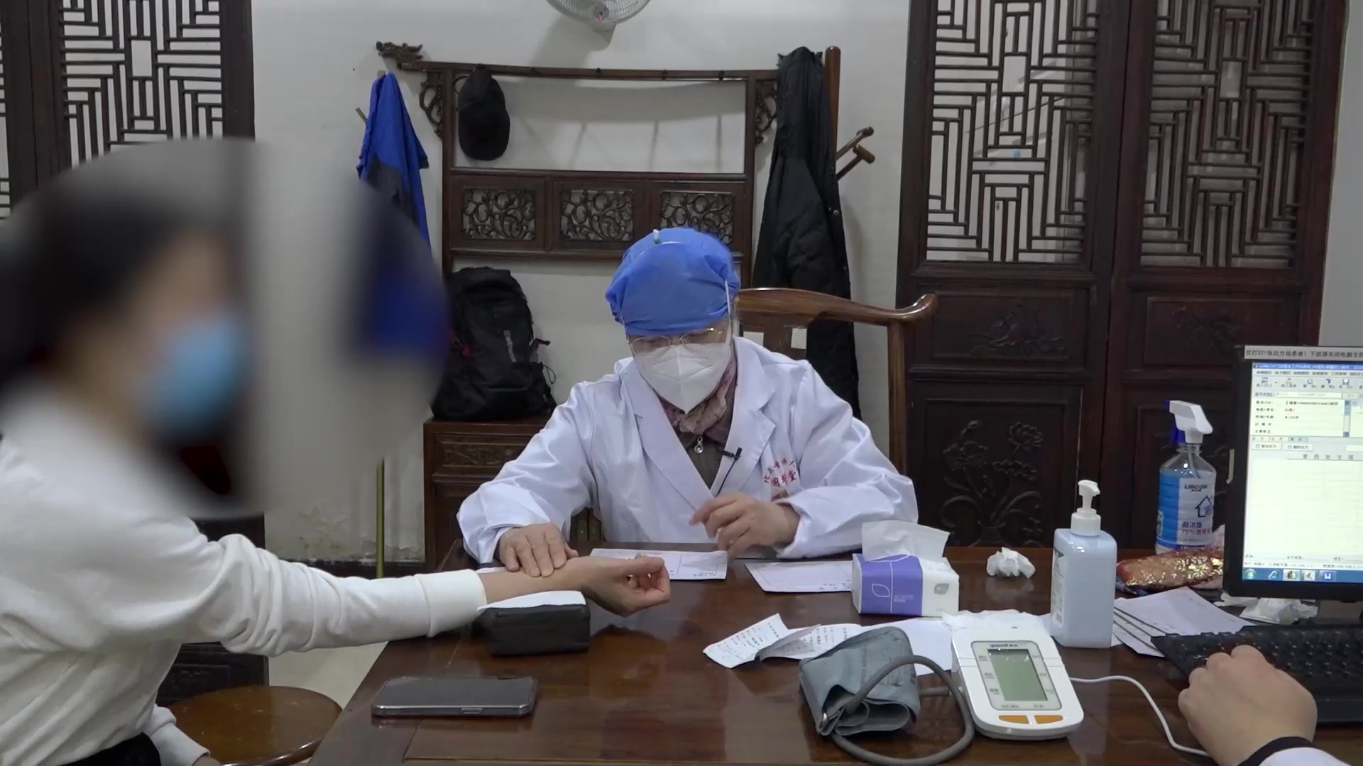 脾肾亏虚湿蕴：32岁女性手部湿疹反复伴月经失调的内服外洗法