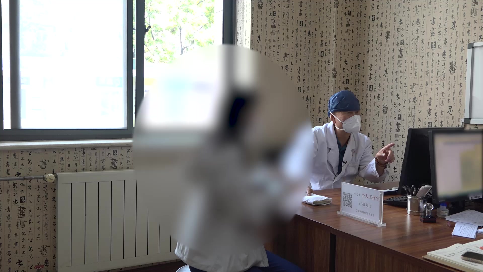 肝郁脾虚兼湿热：30岁女性头部银屑病的中药疏肝健脾凉血法