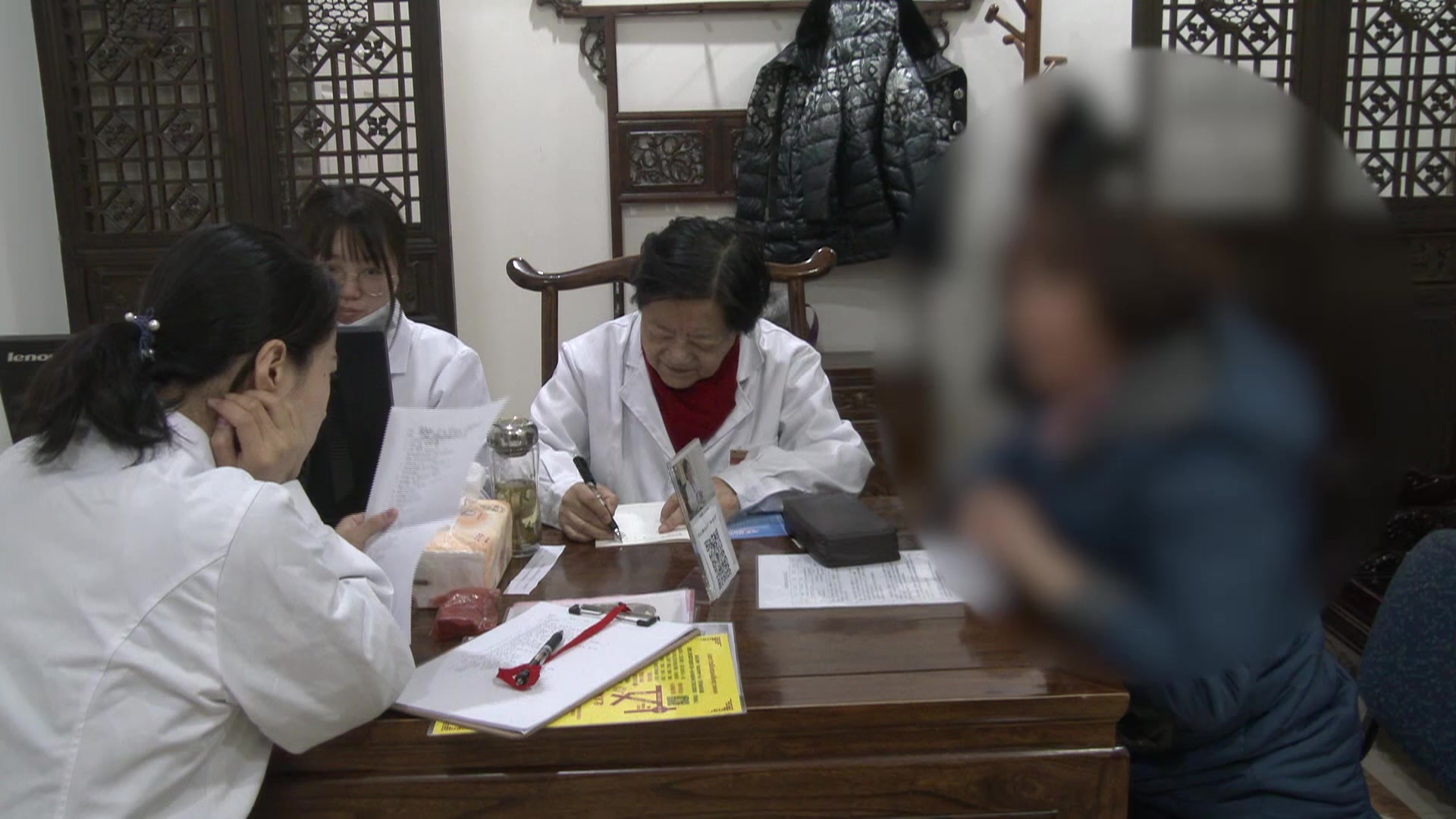 气虚下陷：58岁女性负重后子宫下垂的补气升陷综合调治