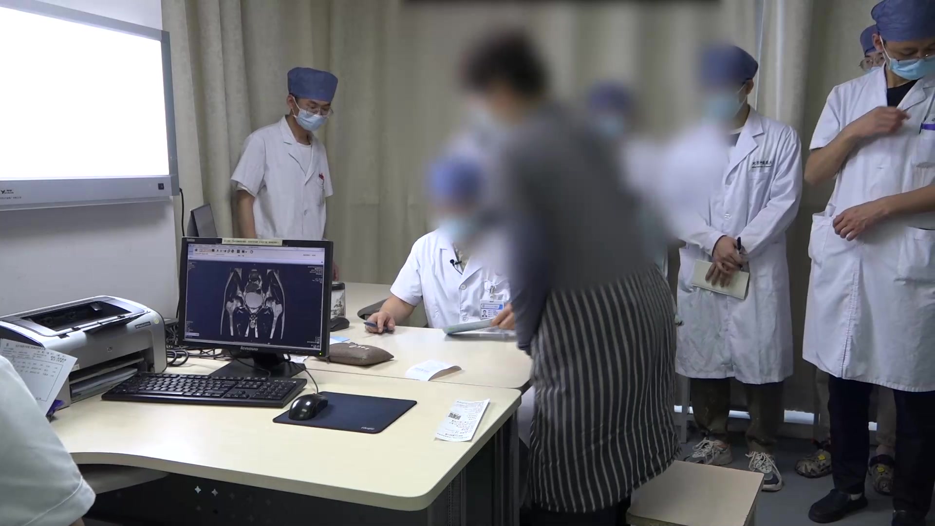 气滞血瘀证：60岁女性踝关节肿痛反复发作的中药内外合治与推拿法