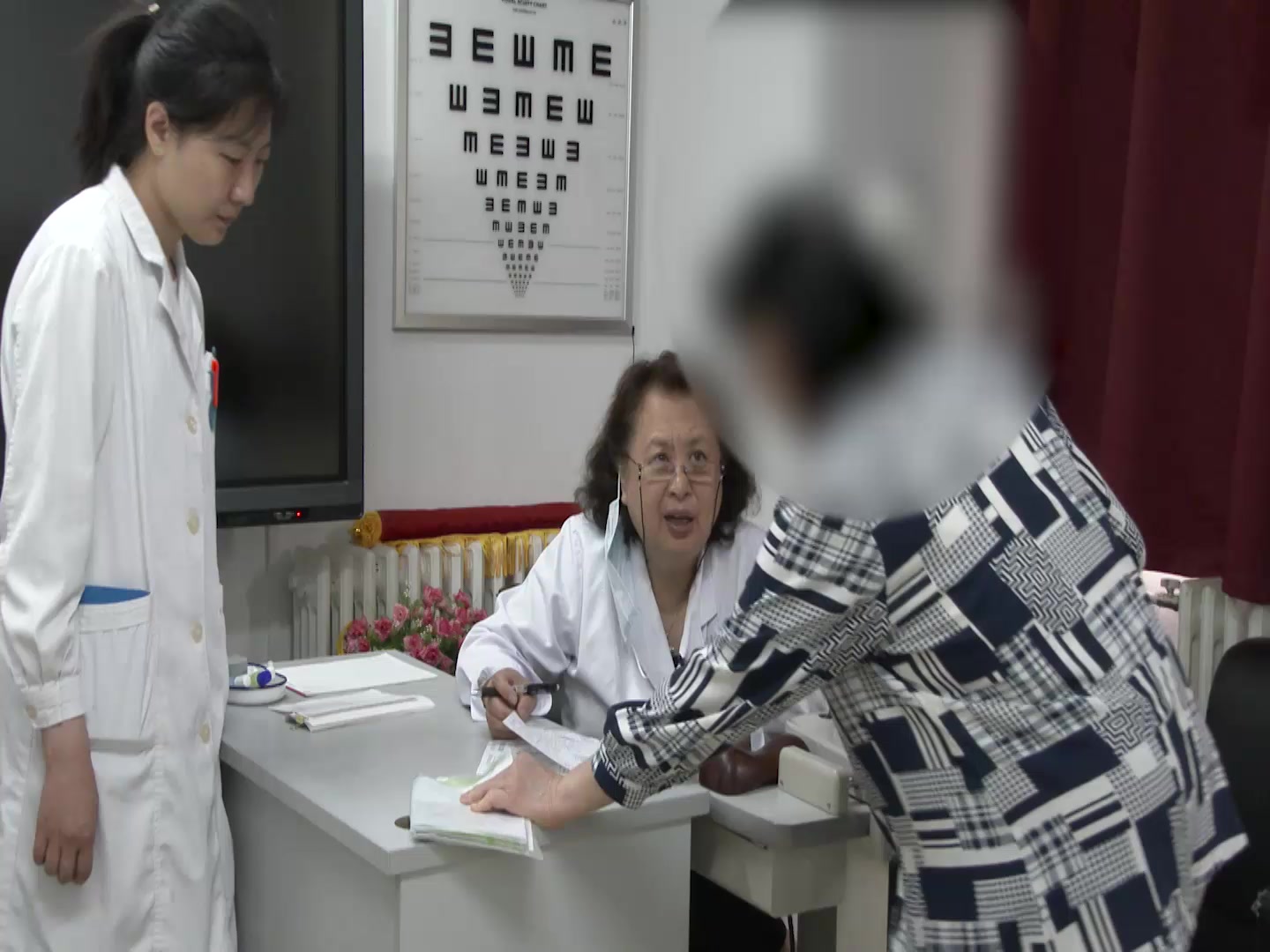 热毒炽盛阴虚火旺：67岁红斑狼疮患者目赤口干的中医调治