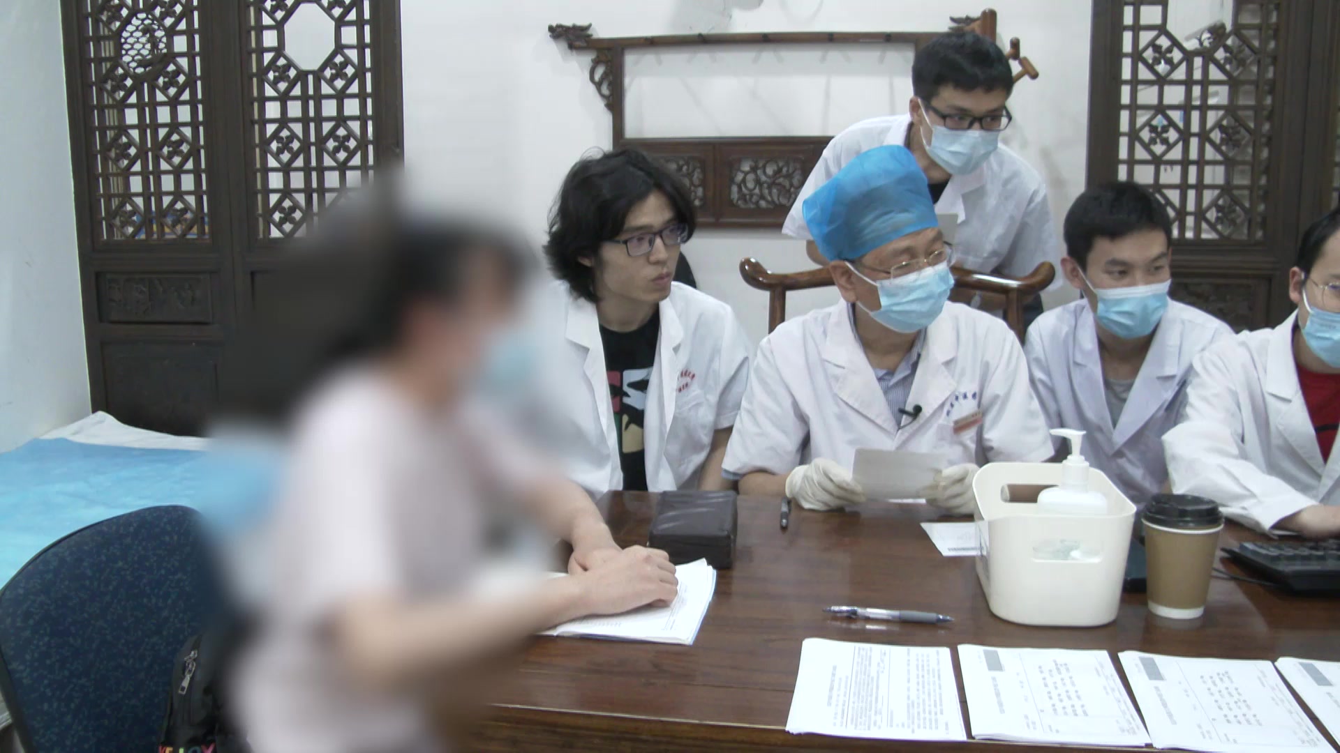 脾虚湿滞，气滞血瘀：32岁女性四肢酸紧胃胀肠鸣的健脾利湿活血通络法
