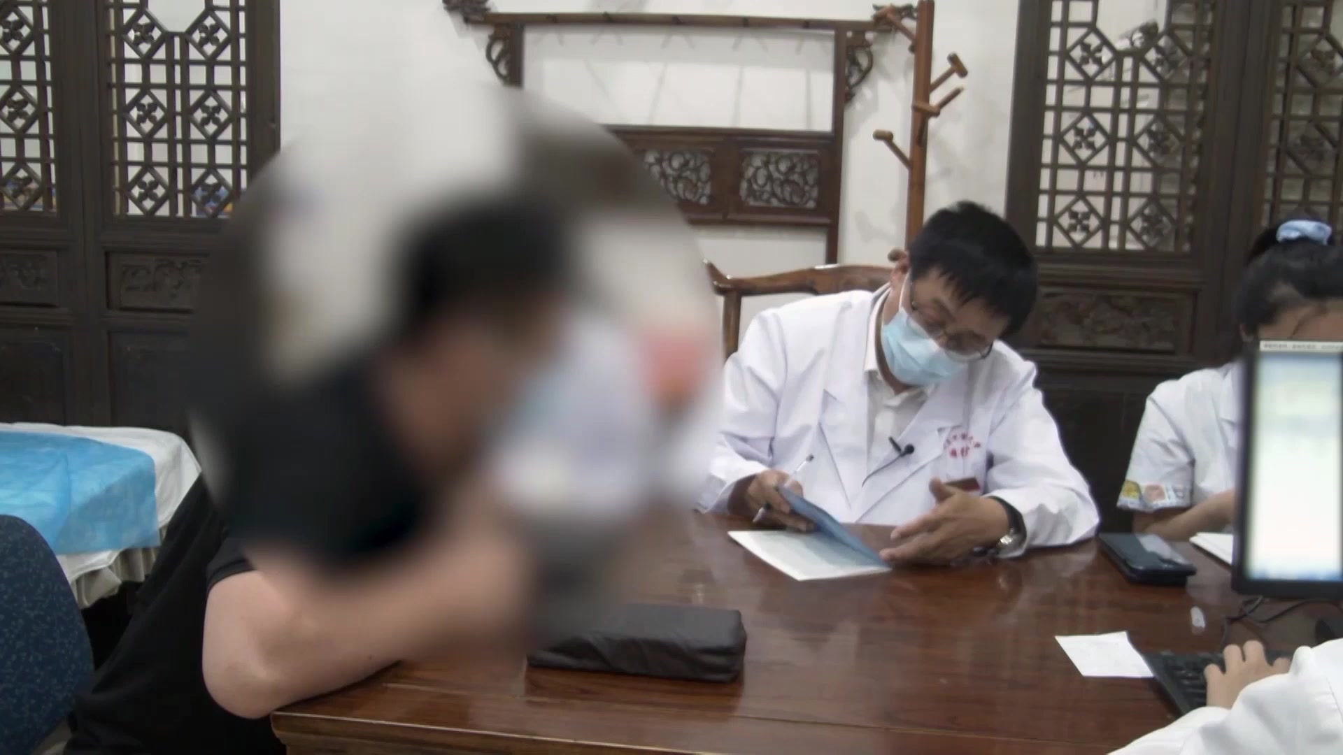 肝郁脾虚痰瘀互结：43岁男性多发结节伴乏力尿黄的中药调治