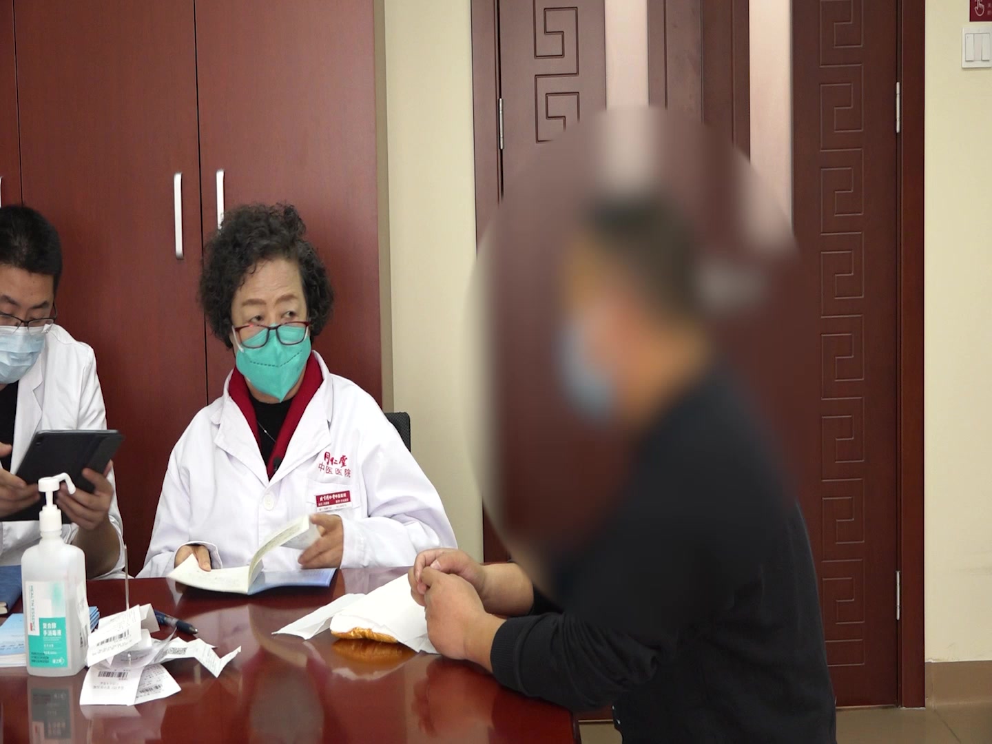 肾虚湿热上扰心神：40岁男性慢性肾炎失眠尿血的补肾泻火法