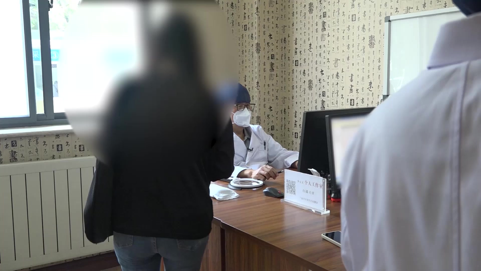 肝郁脾虚湿热瘀阻：39岁女性慢性荨麻疹伴喉头水肿的疏肝清热利湿法