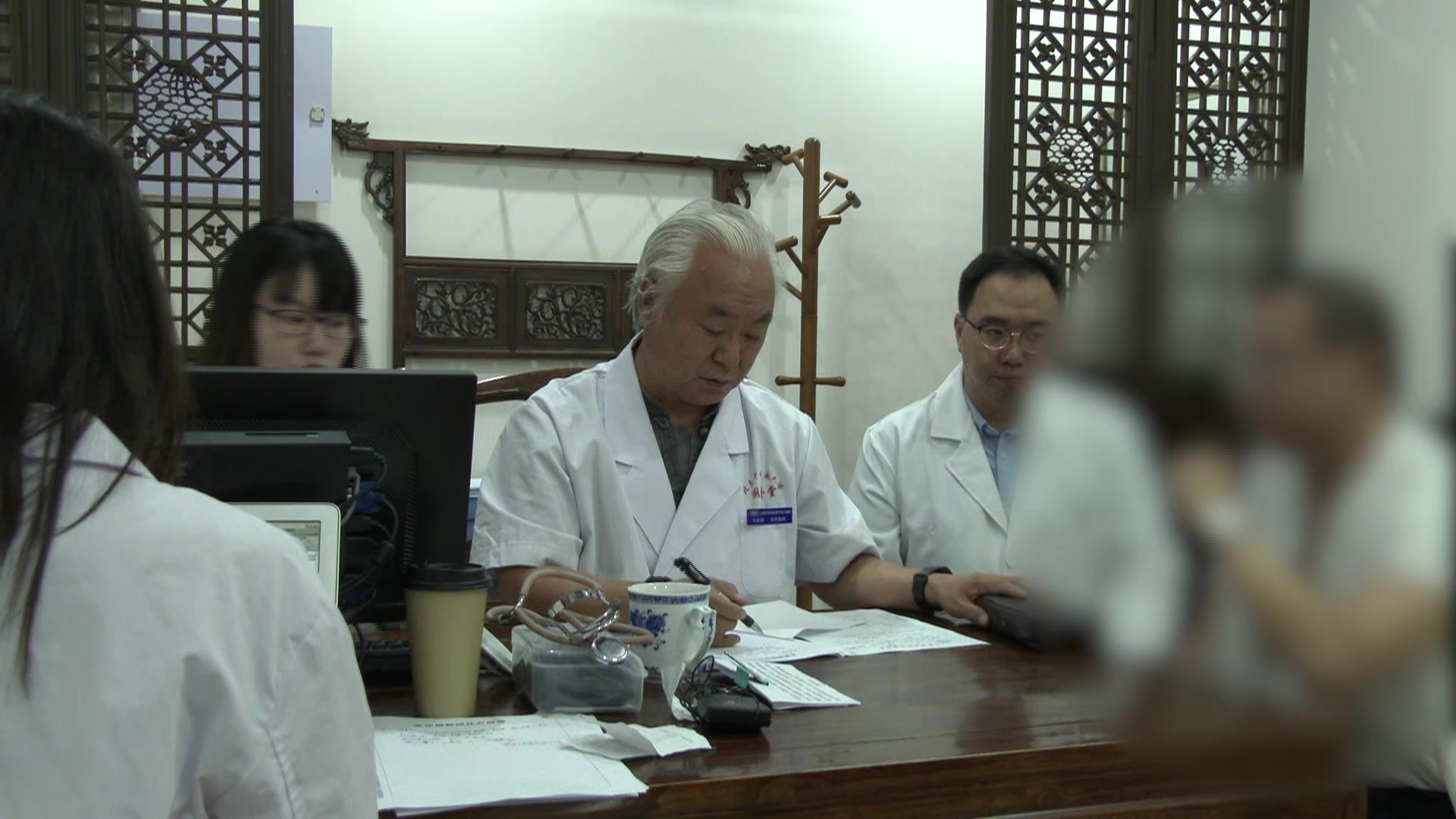 湿热内蕴夹瘀：46岁肝硬化患者疲乏失眠头晕的分消走泄法