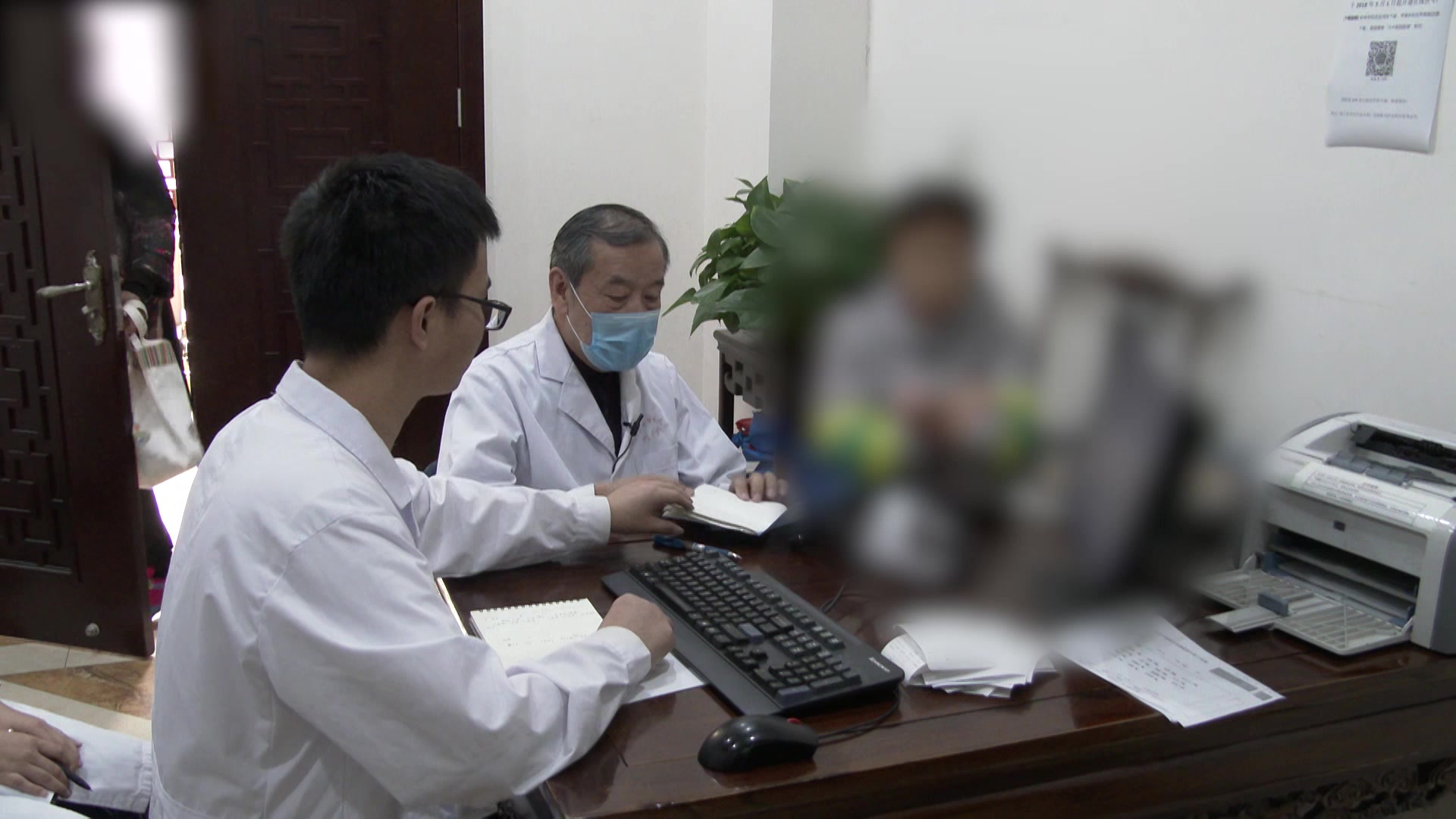 表虚不固肝郁化热：54岁女性多汗怕冷十余年的固表疏肝养阴法