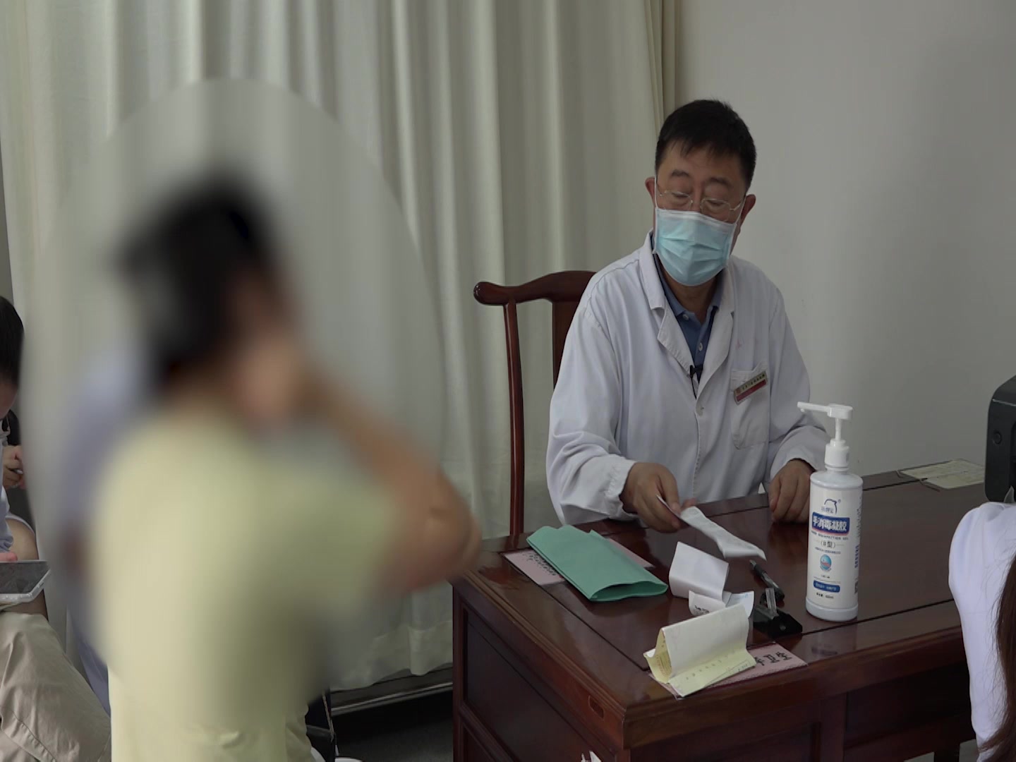 肺胃热盛，腑气不通：26岁女性痤疮伴便秘白带的清肺通腑调经法