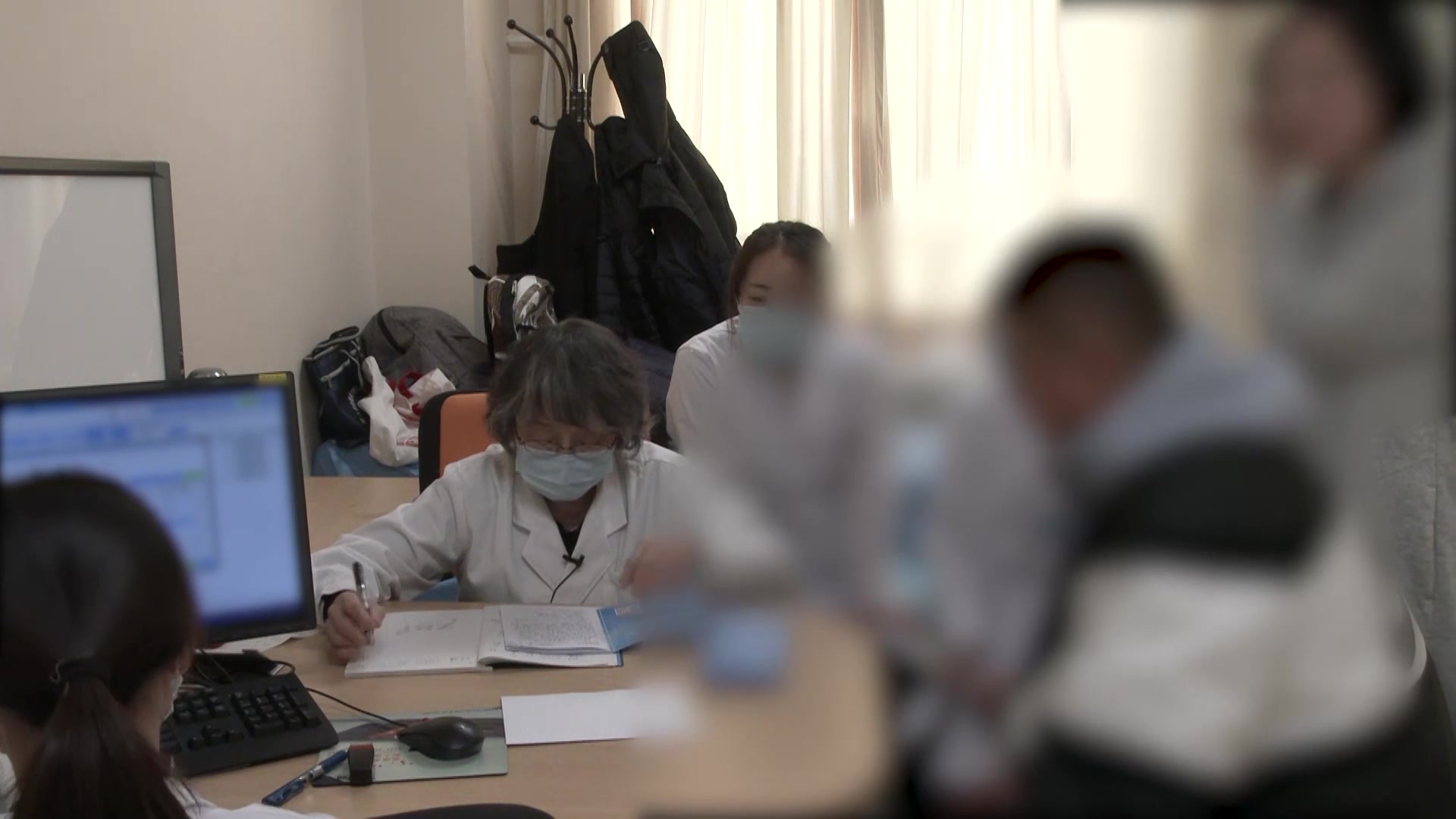 肝肾亏虚风热犯肺：48岁男性多关节痛的补肾壮骨清肺法