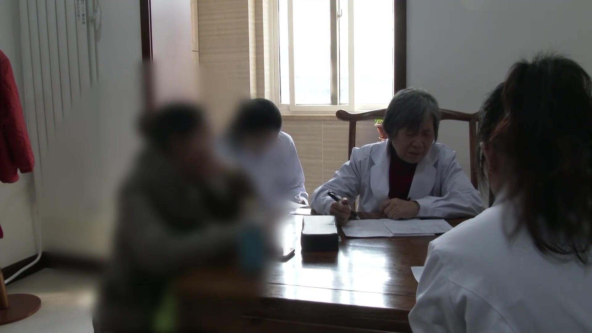 气血亏虚脾不统血：50岁女性白细胞血小板减少伴鼻衄的中西调治