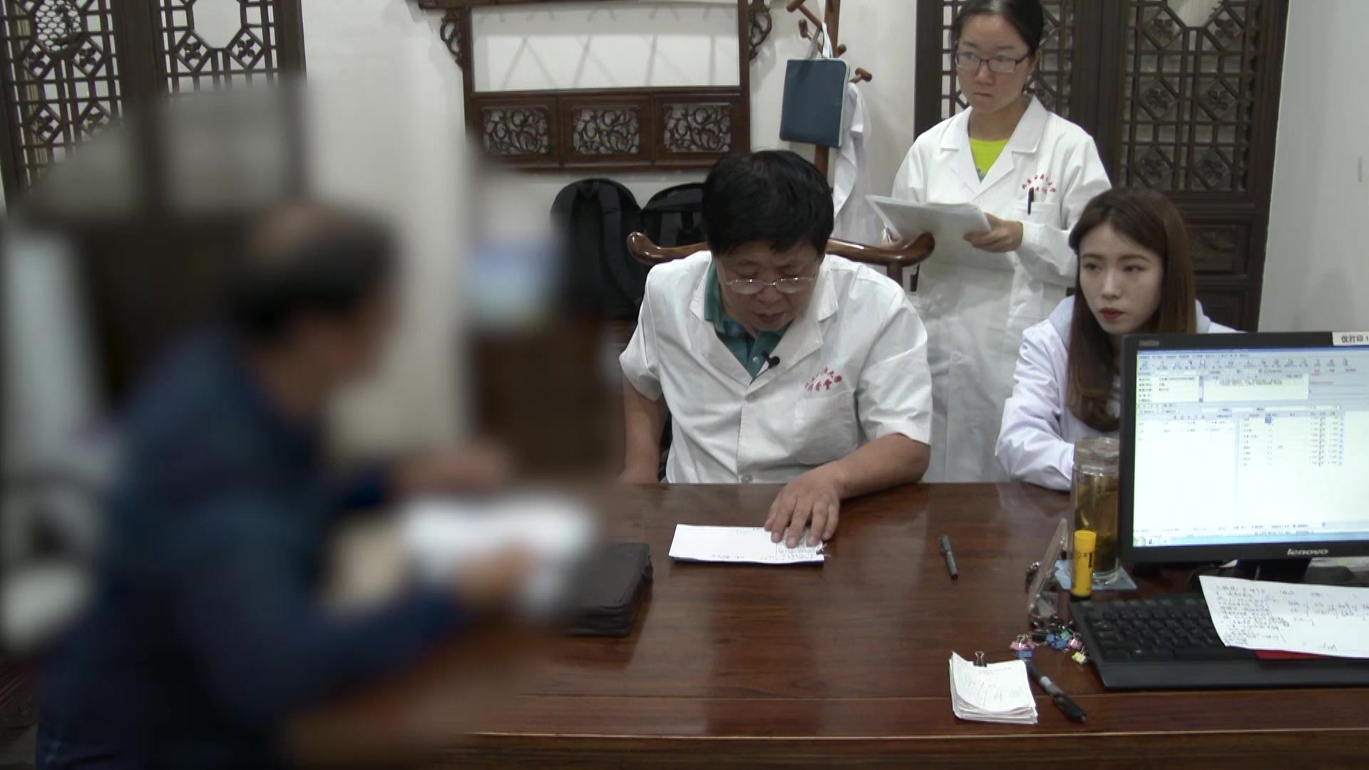 肝胆湿热证：53岁男性高尿酸痛风合并脂肪肝胆结石的清热利湿法