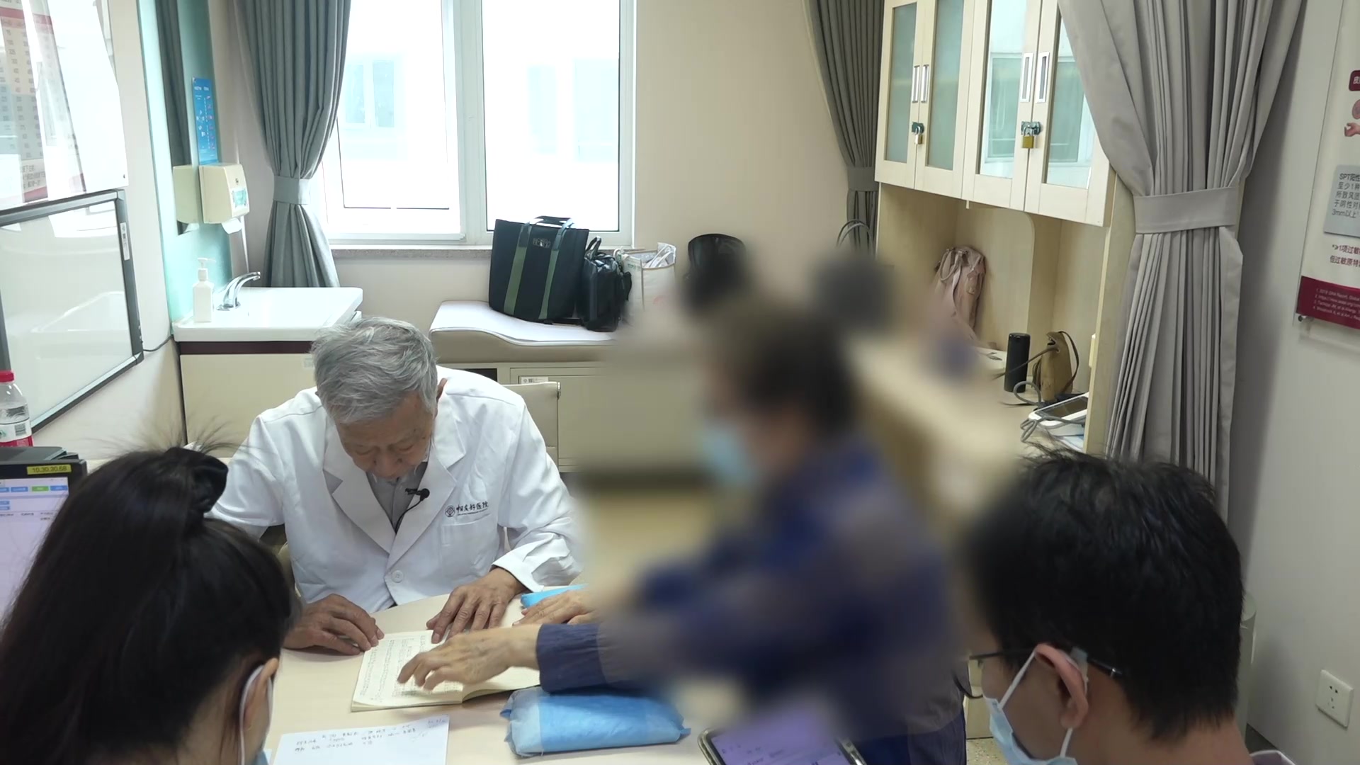 肝肾阴虚湿热痹阻：71岁女性左肩疼痛伴早搏的养血化湿通络法