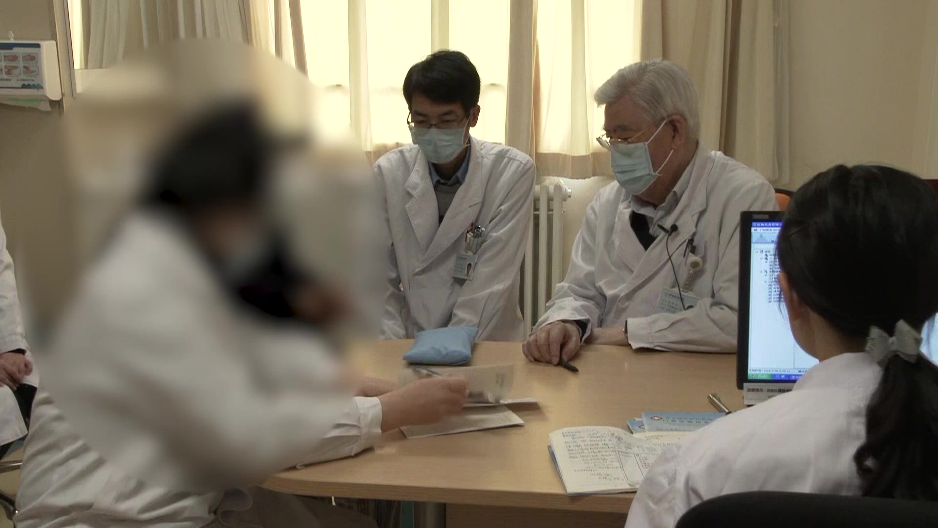 风寒束肺痰湿阻滞：49岁男性间质性肺病咽喉不适的疏风宣肺法