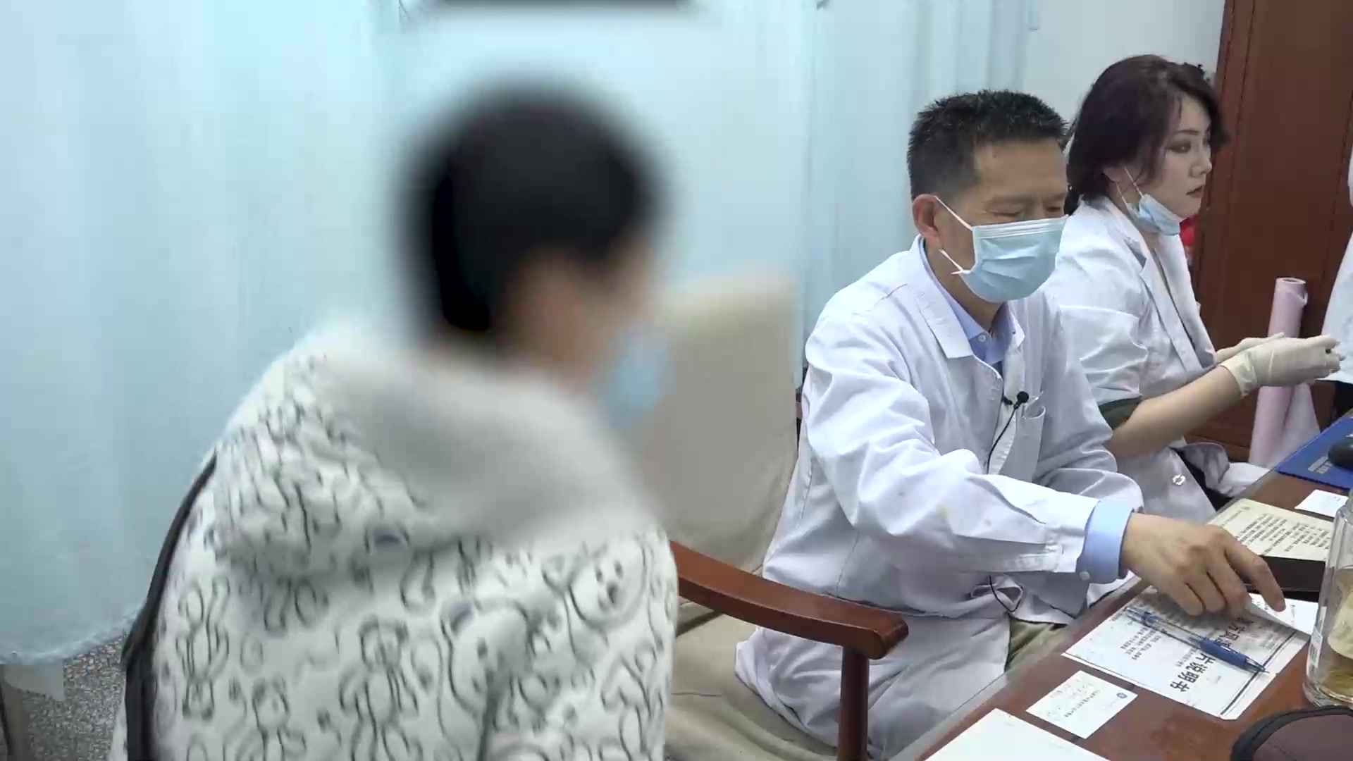 腰椎退行性病变：53岁女性腰肩酸胀多年的局部注射与拔罐治疗