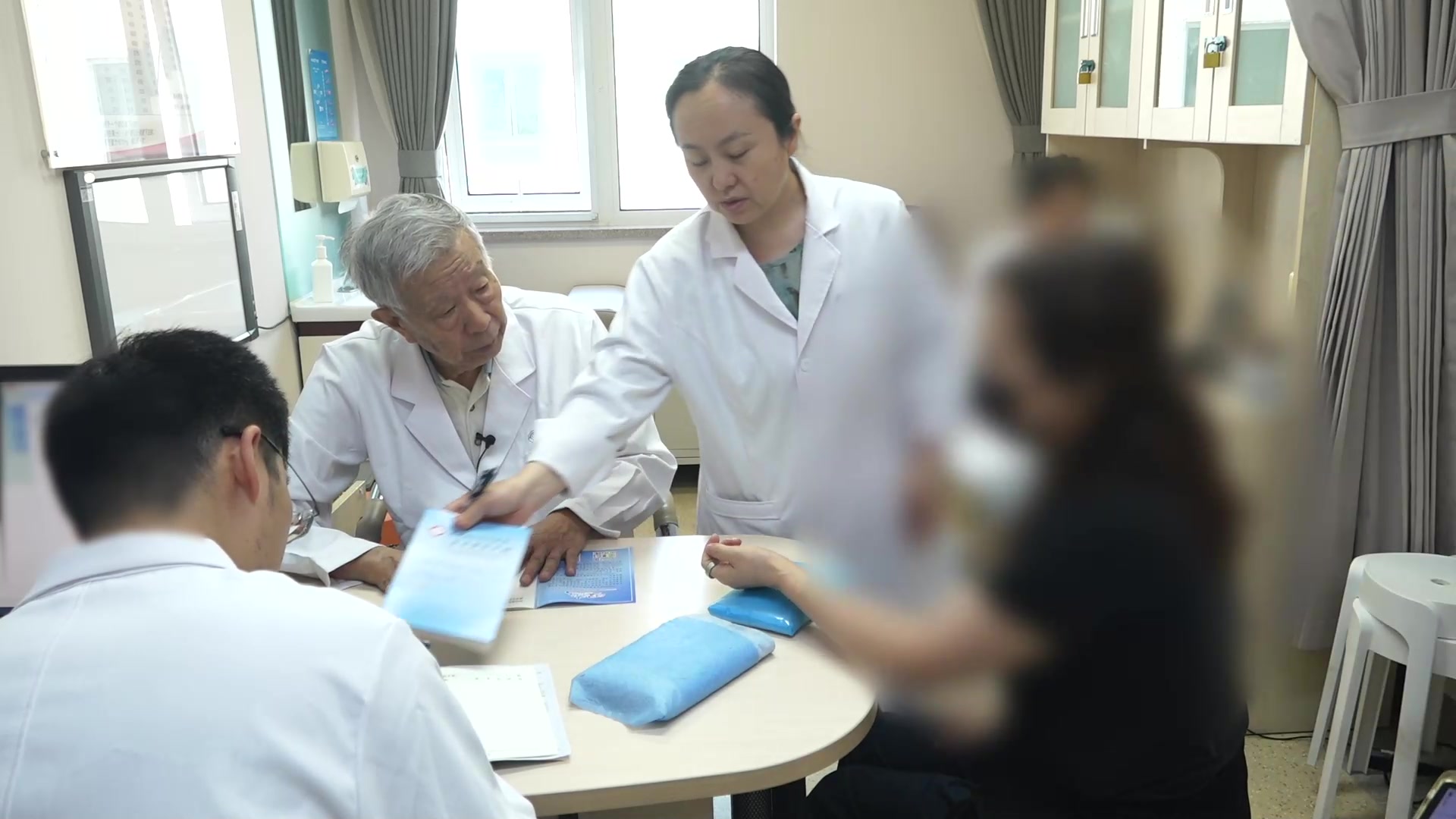 阴虚气滞冲任不固：54岁女性便秘20年伴胃胀失眠的血府逐瘀合生白术法