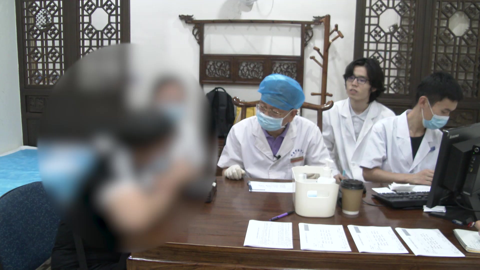 肝肾亏虚兼郁热：44岁郁病患者膝痛手麻的补肝肾强筋骨法