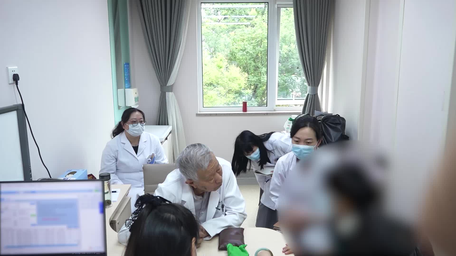 脾胃伏热：40岁女性痔疮术后呃逆胃胀的辨证调治
