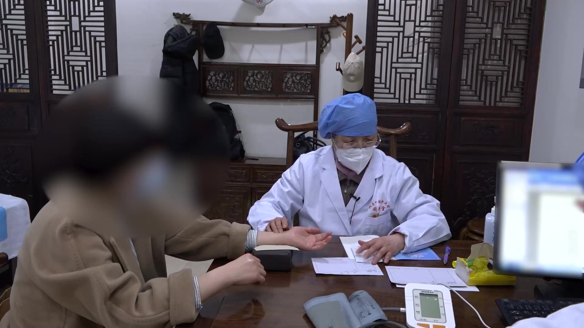 肺热熏蒸肺气不宣：30岁女性鼻炎痤疮月经失调的清肺通窍外治法