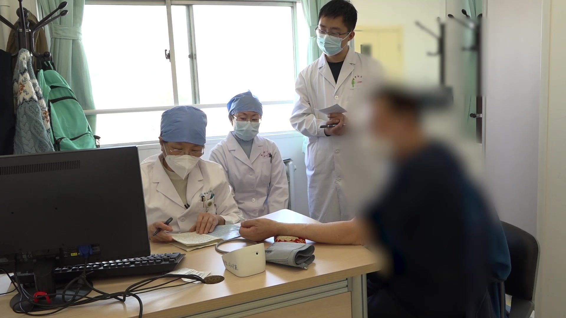 脾虚肝旺，湿热内扰：70岁冠心病支架术后心悸的撤温补与清热化湿法