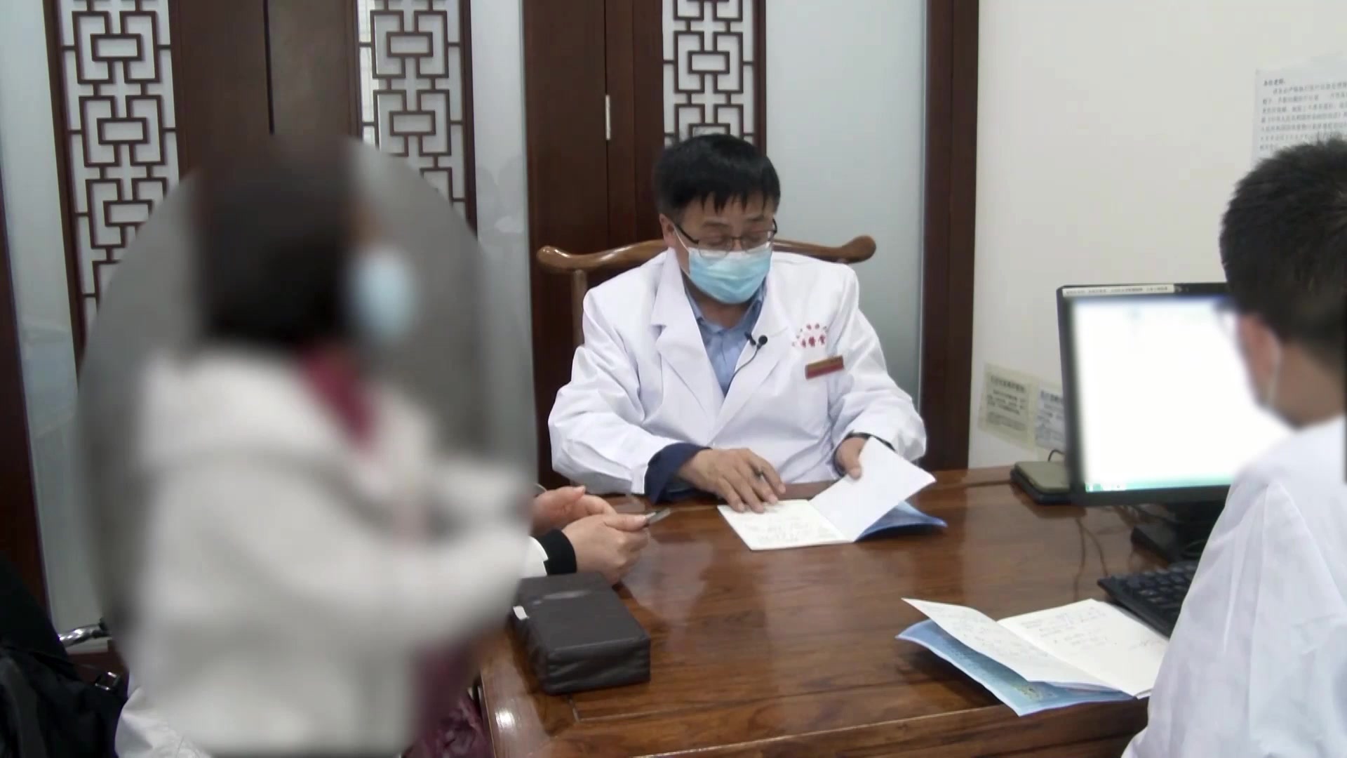 脾虚湿盛湿热内蕴：44岁女性甲状腺结节伴腹胀耳痒的健脾化湿清热法