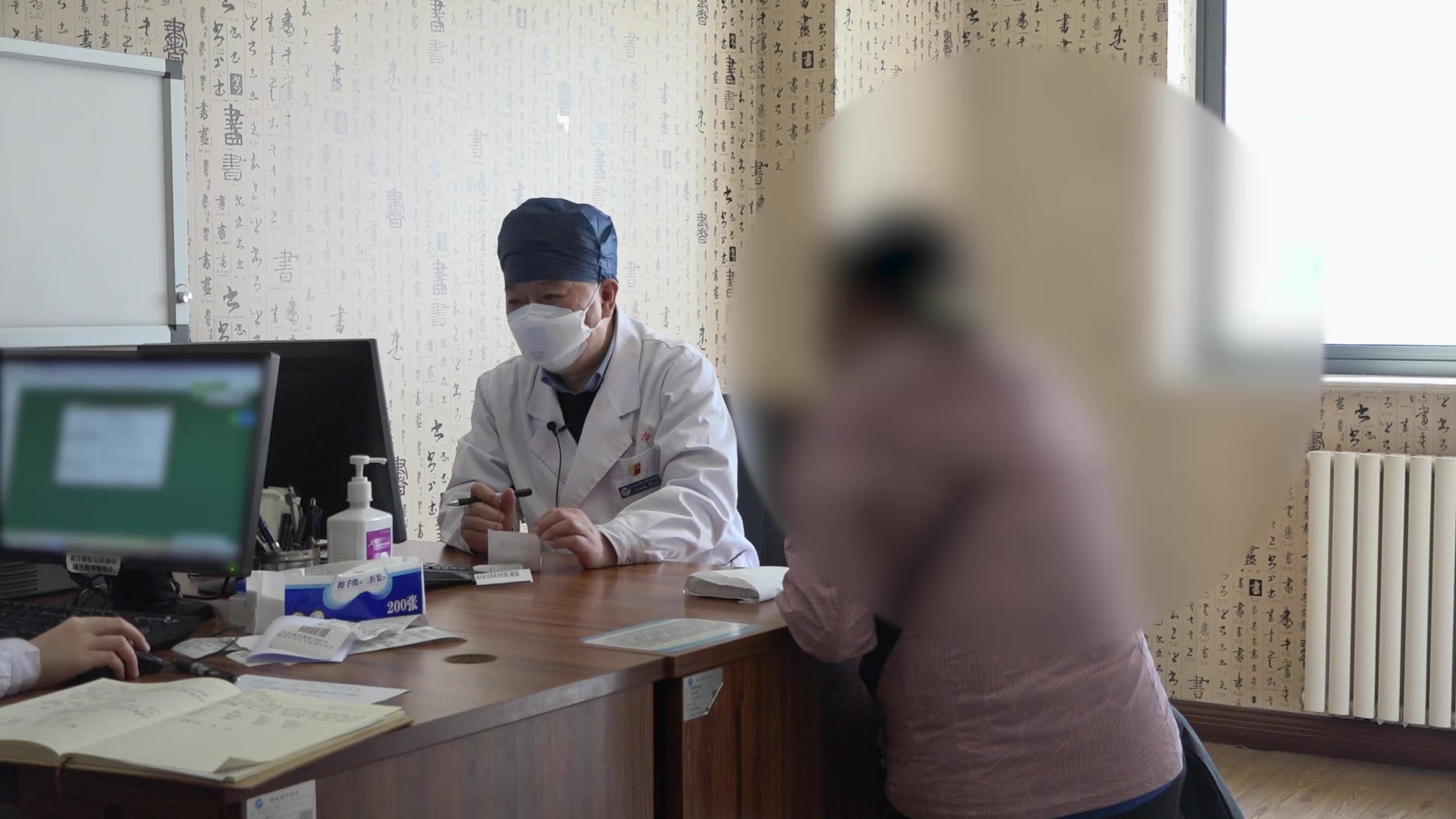 心肝火旺：68岁女性情绪诱发高血压头痛失眠的疏肝泻火安神法