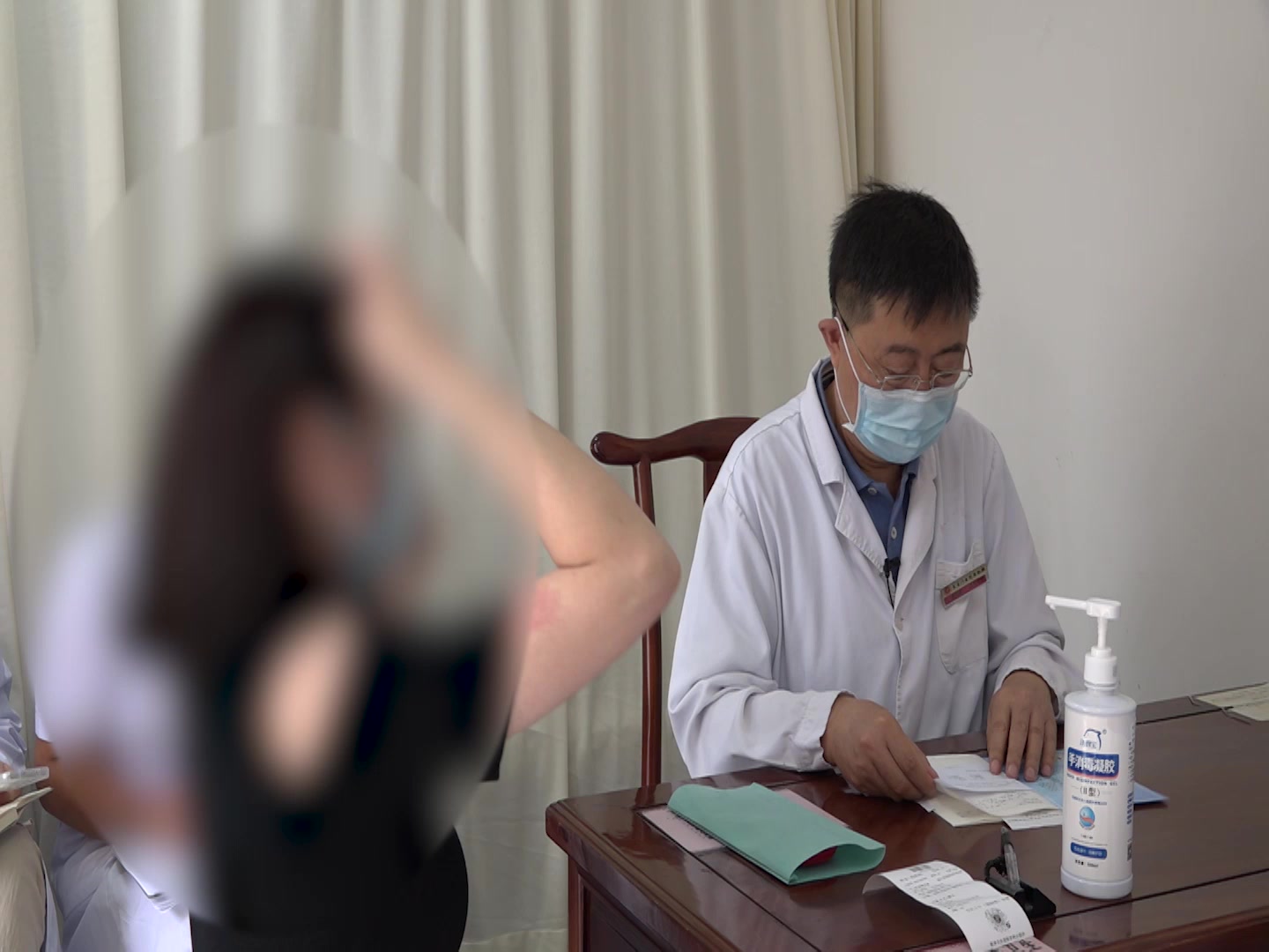 湿热内蕴：37岁女性头皮红斑脱屑、白发失眠的清热利湿凉血法
