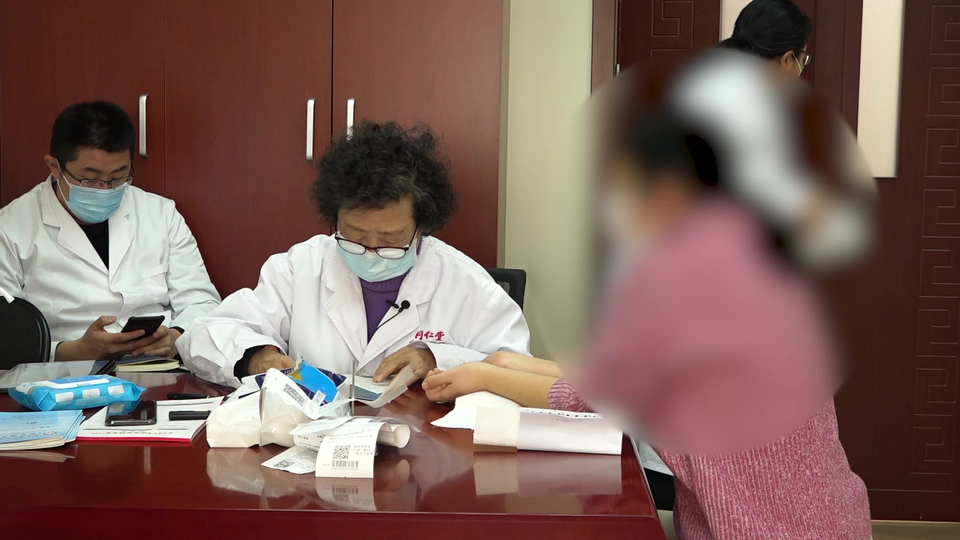 肝胃不和气滞血瘀：45岁女性胃痞伴多发性结节的疏肝和胃法