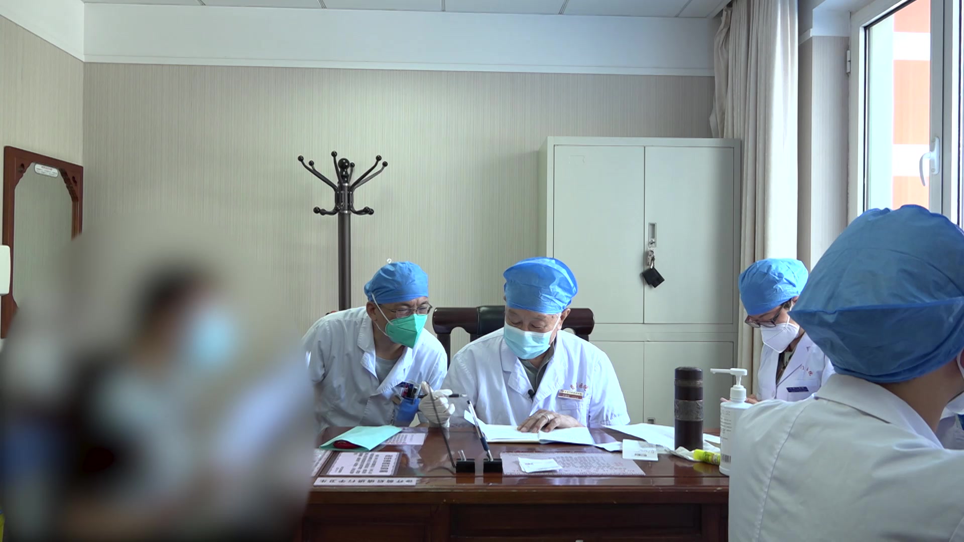 湿热中阻：61岁肺术后患者脘痞口苦的化湿和胃法