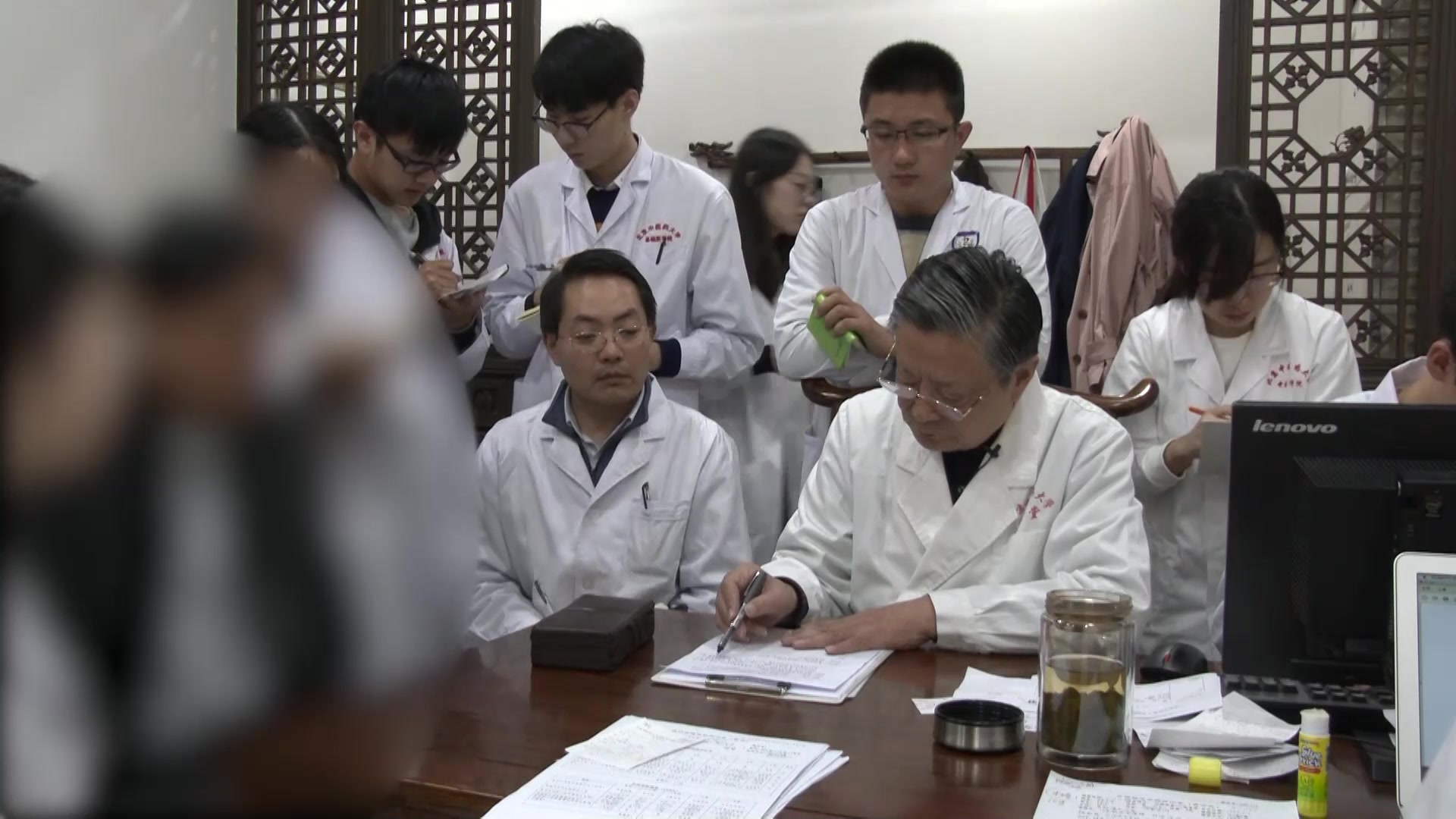 湿热蕴结：52岁男性晨起眼干涩口黏苦伴溏泄的清热利湿法