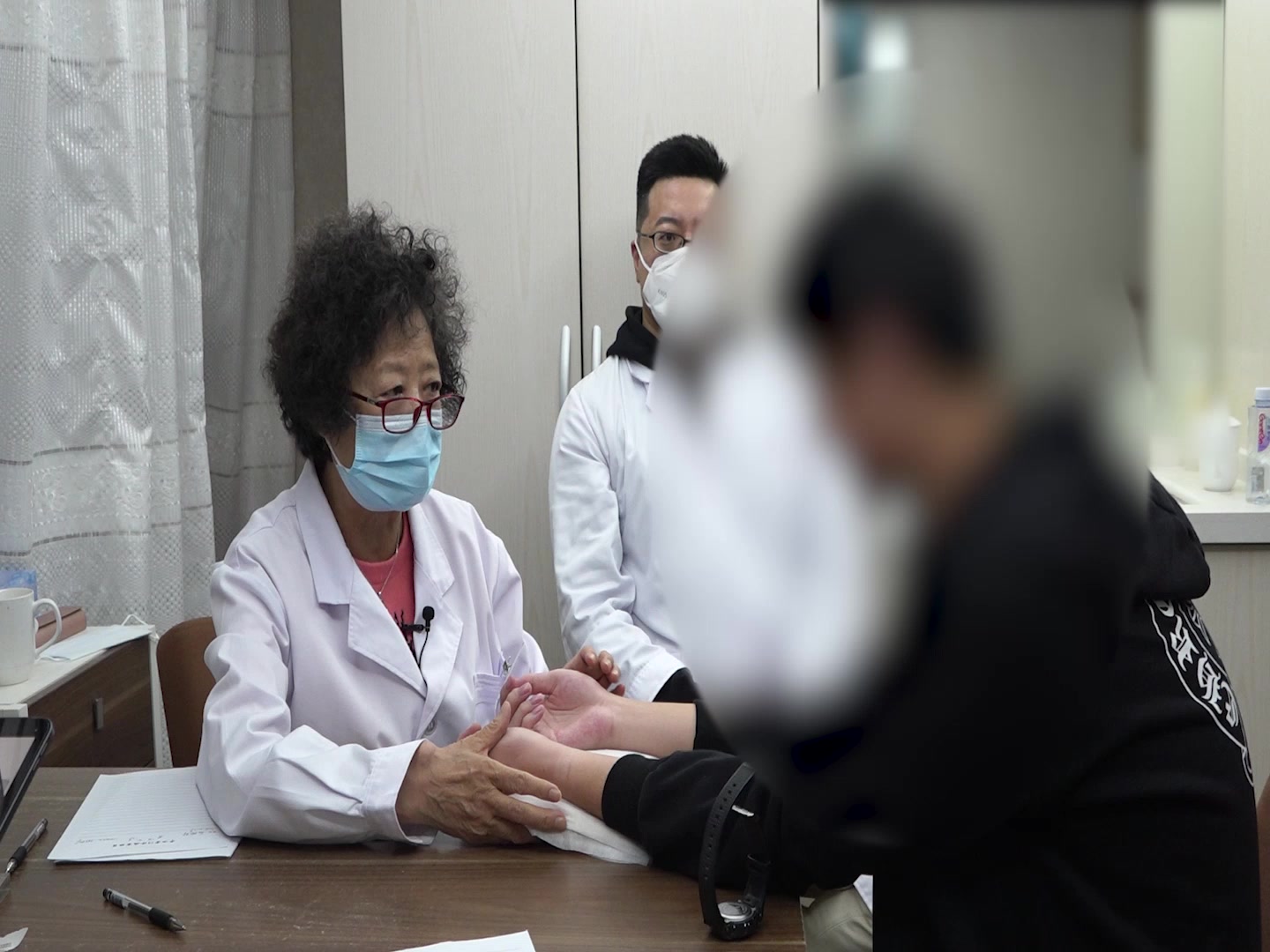 肝火扰心痰热内蕴：14岁少年支原体肺炎后反复发热心烦失眠的疏肝清热法
