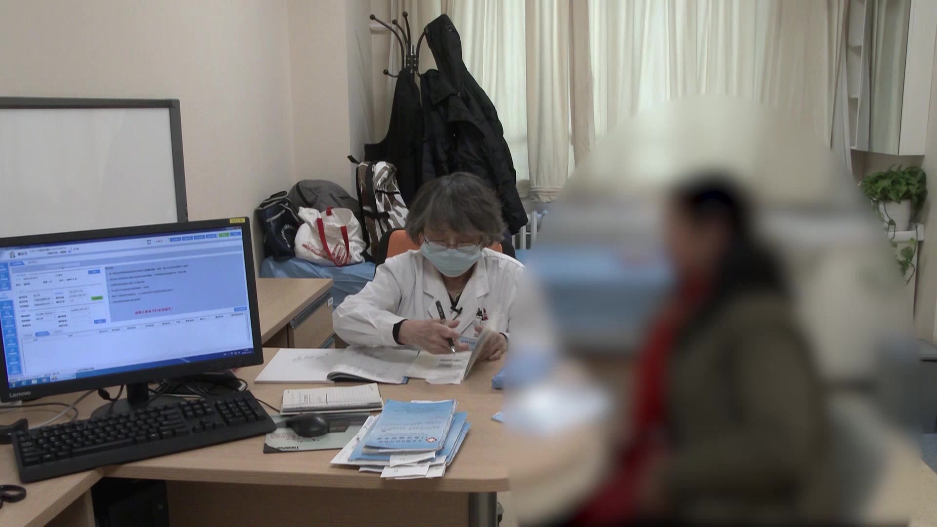 培本扶正润燥通络：61岁女性MCTD伴间质性肺病关节痛眼干的中医药调治