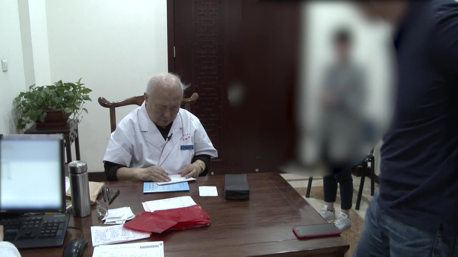 湿热毒蕴：36岁男性头面四肢痤疮的清热利湿解毒法
