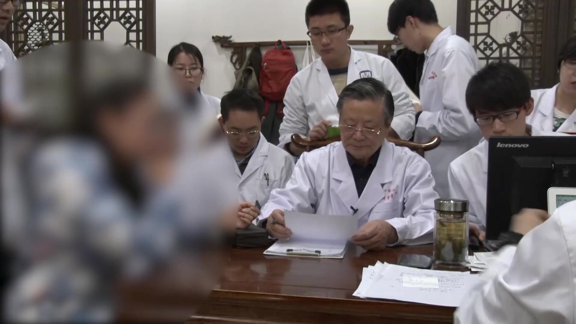 寒凝胞宫湿热下注：28岁女性痛经尿感急则治标的分步治疗