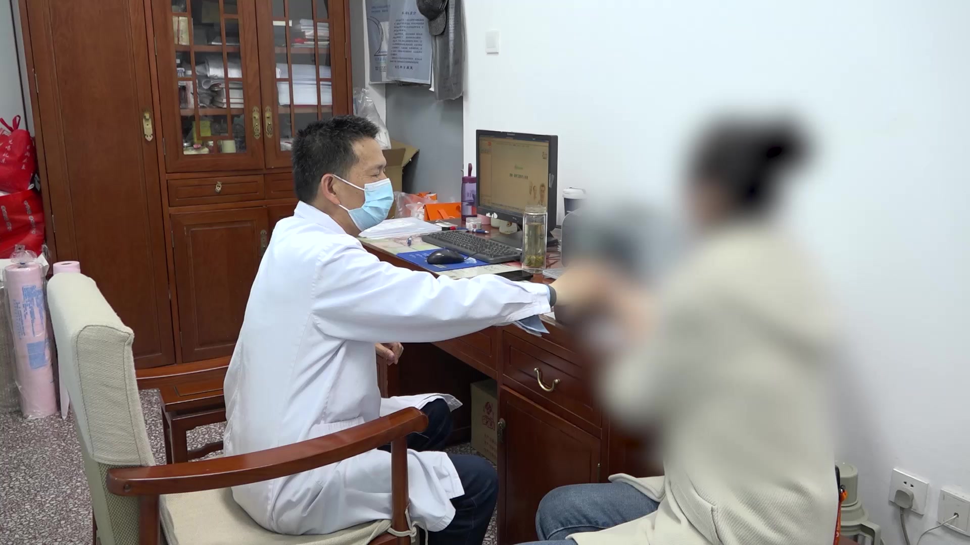 肾气不足：60岁女性手颤、腰痛、腘绳肌损伤的针灸补肾法